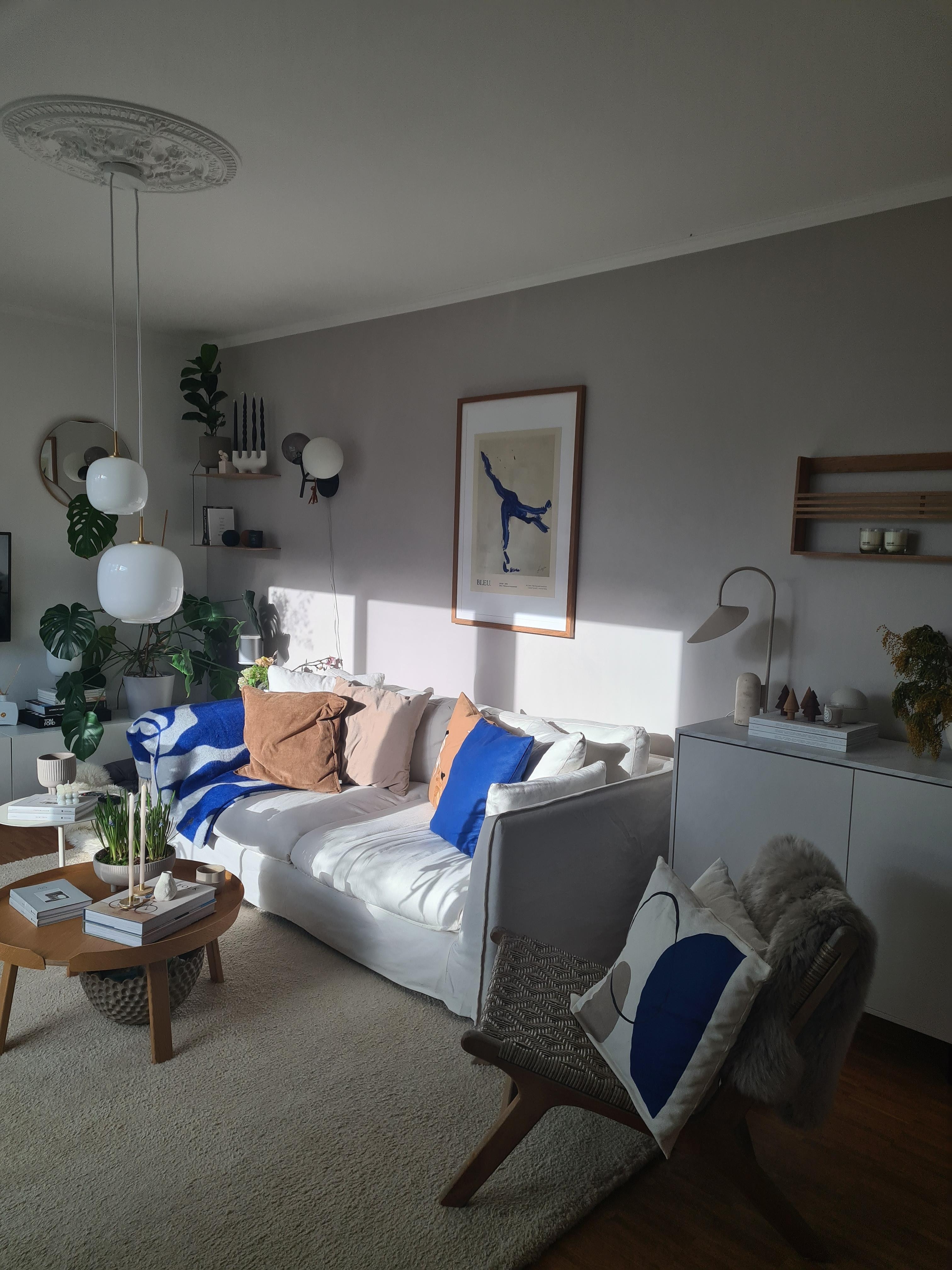 Die Sonne zeigt sich endlich wieder

#livingroom #blueaccents #wohnzimmer #sofa 