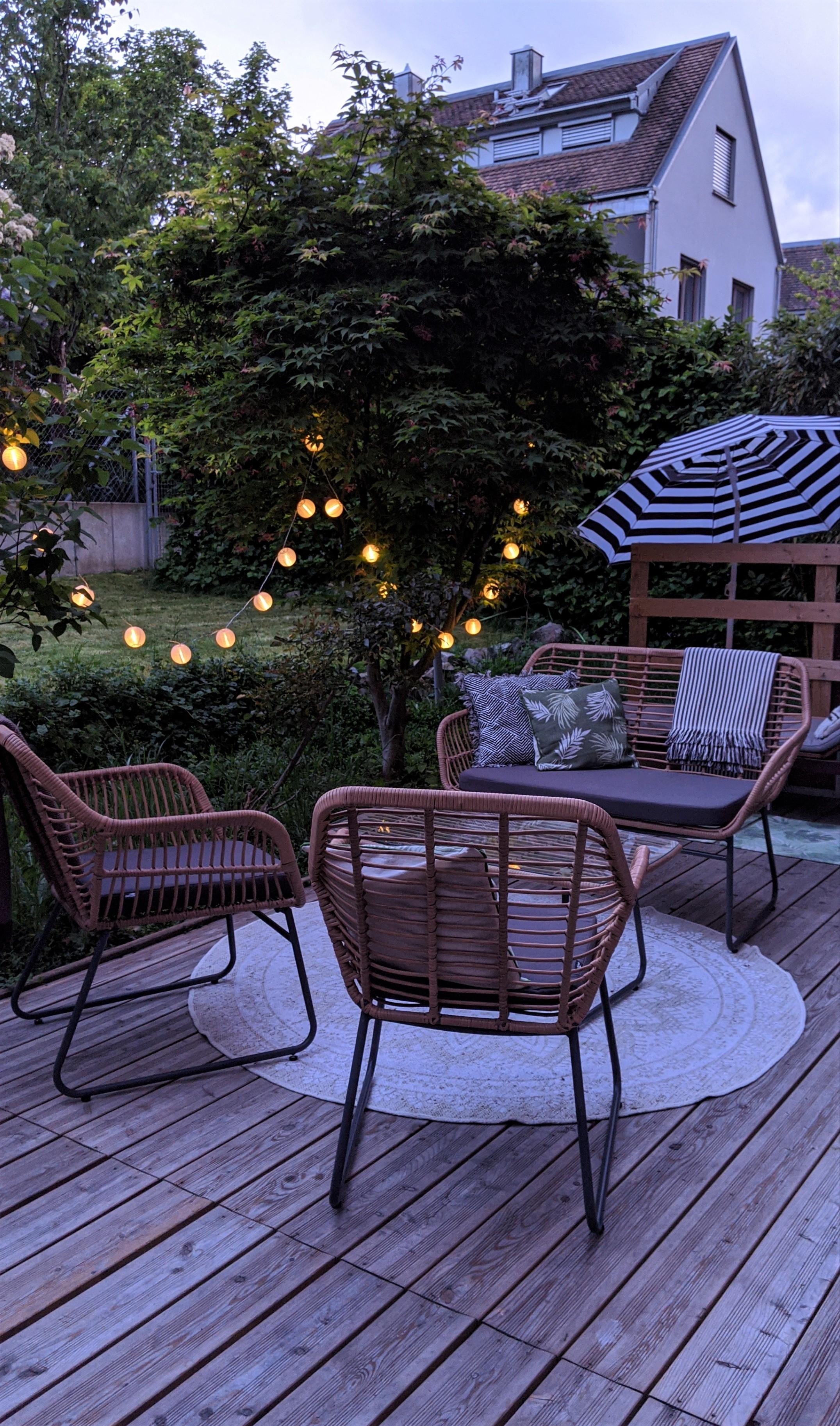 Die Terrassenmöbel sind endlich da! #terrasse #terrassenmöbel #gartenmöbel #garten #outdoorlounge #lichterkette #boho