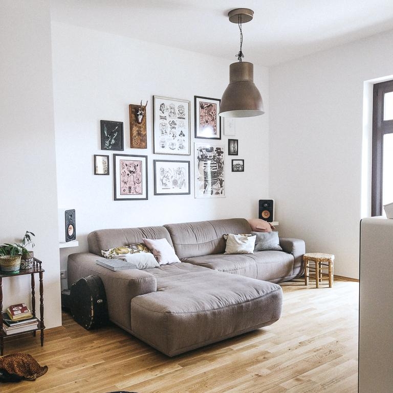 Die über alles geliebte Bilderwand im offenen Wohnzimmer. #wohnzimmer #couch #meinsofa