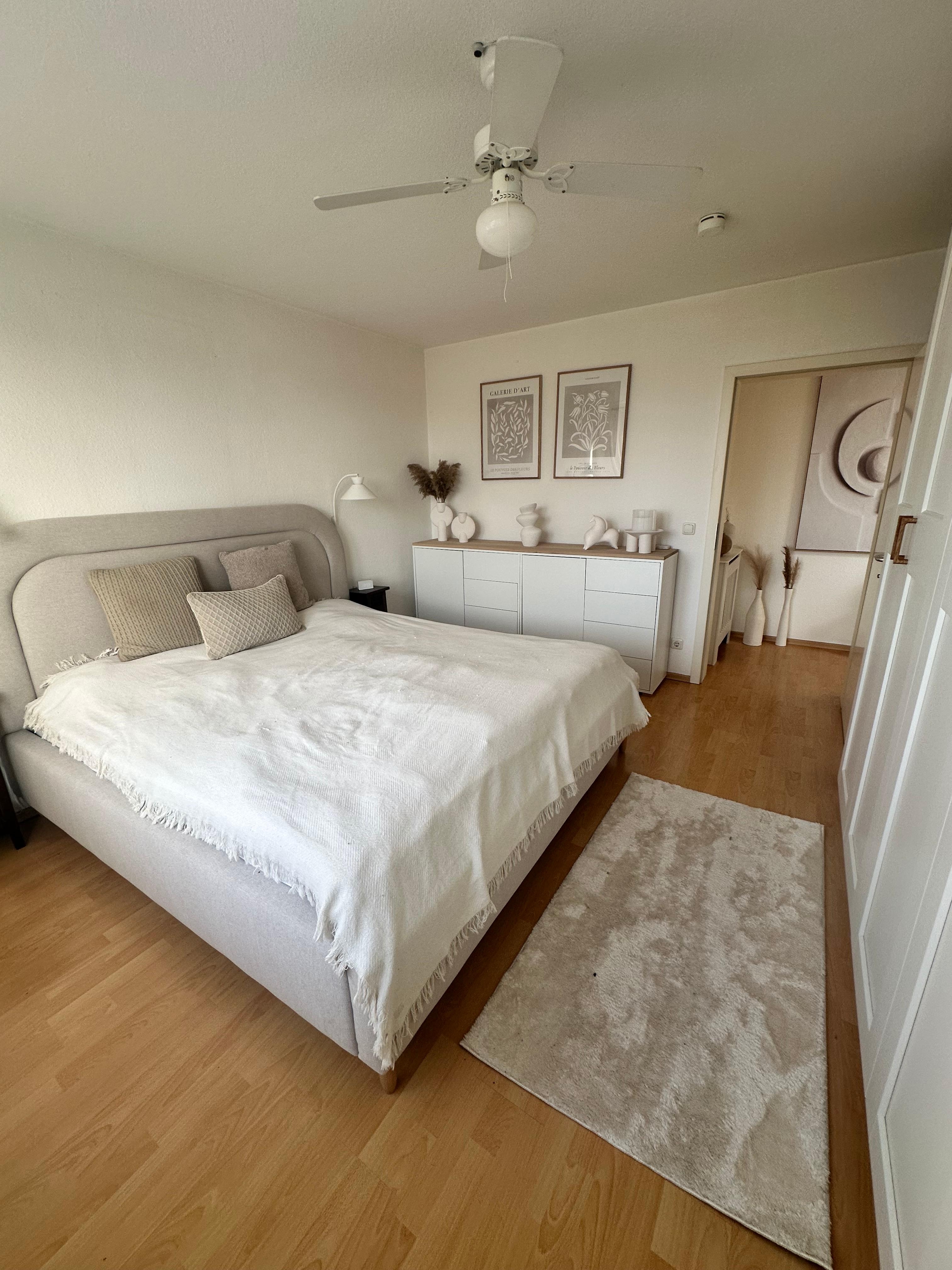 Die Umgestaltung unseres Schlafzimmers ist abgeschlossen und ich bin superglücklich mit dem Ergebnis.
#schlafzimmer #minimalistisch #bedroom #beige #weiß #scandi