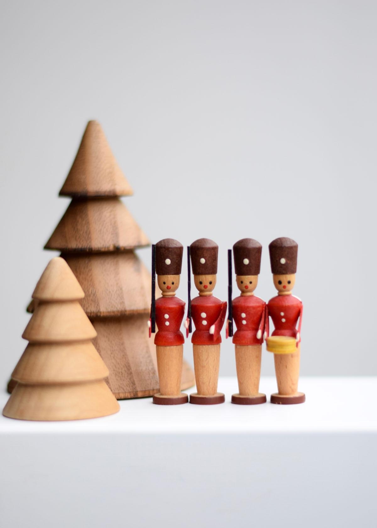 Die vintage DDR Holzsoldätchen stimmen langsam auf die Weihnachtssaison ein...
#weihnachtsdeko #vintage #holzspielzeug