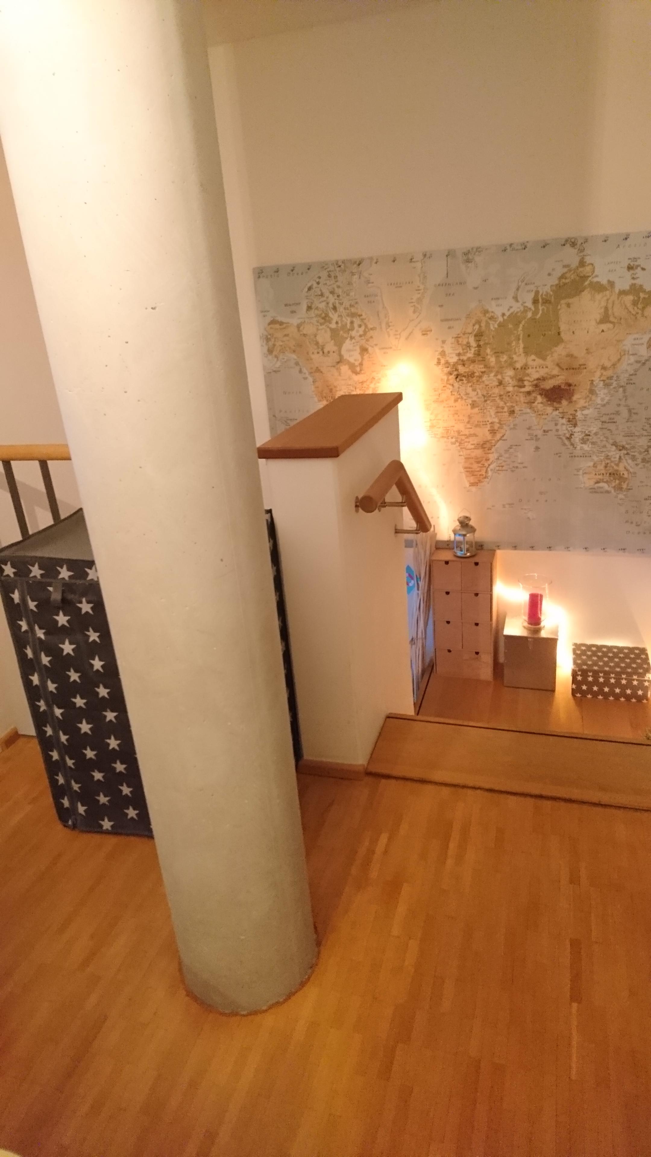 Die #Weltkarte am Treppenaufgang hab ich von hinten mit einer Lichterkette illuminiert 🌎💡