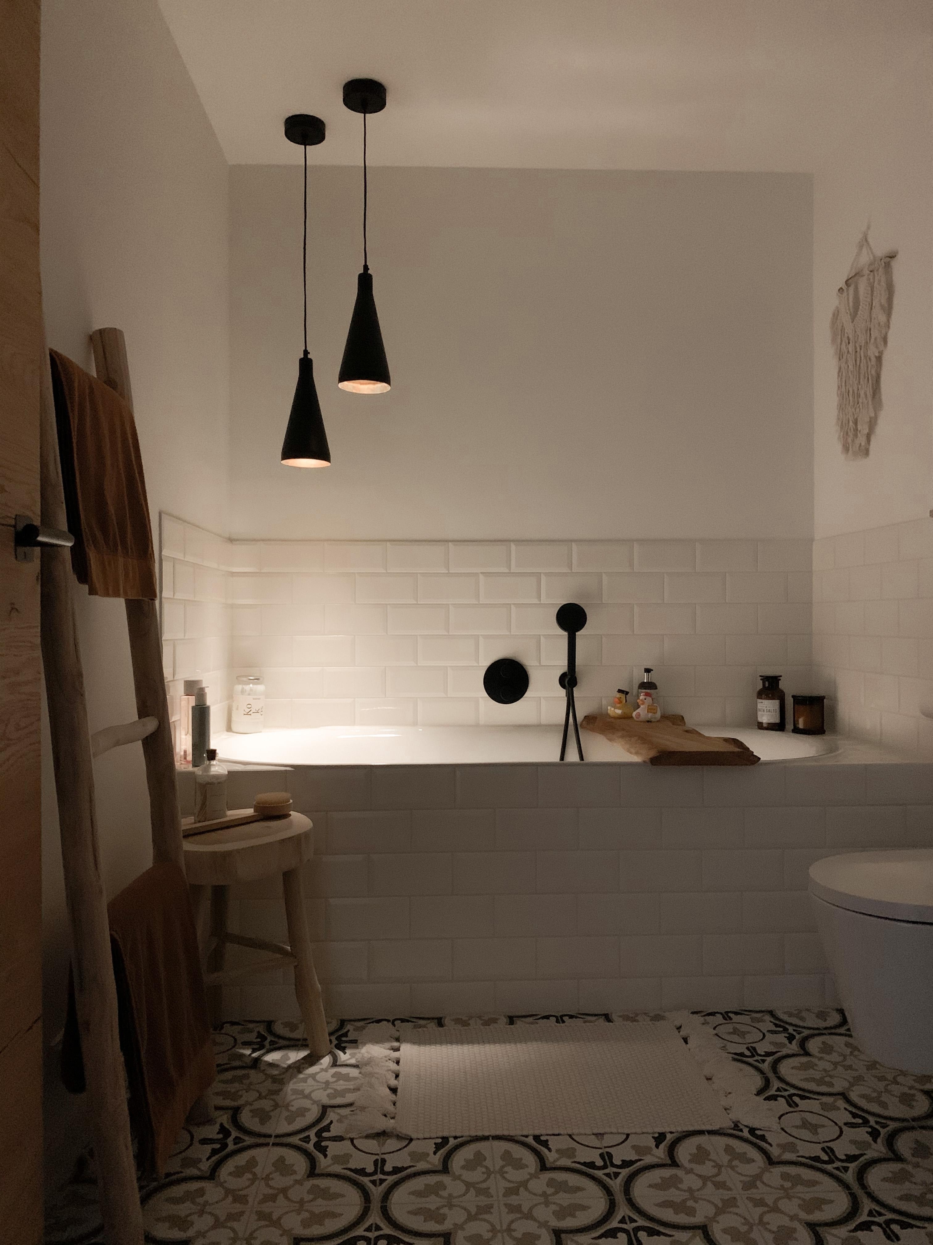 Die zwei Lampen über der Wanne machen das Baden total gemütlich.🛁🤍
•
#badezimmer #wannenbad #badezimmerinspo