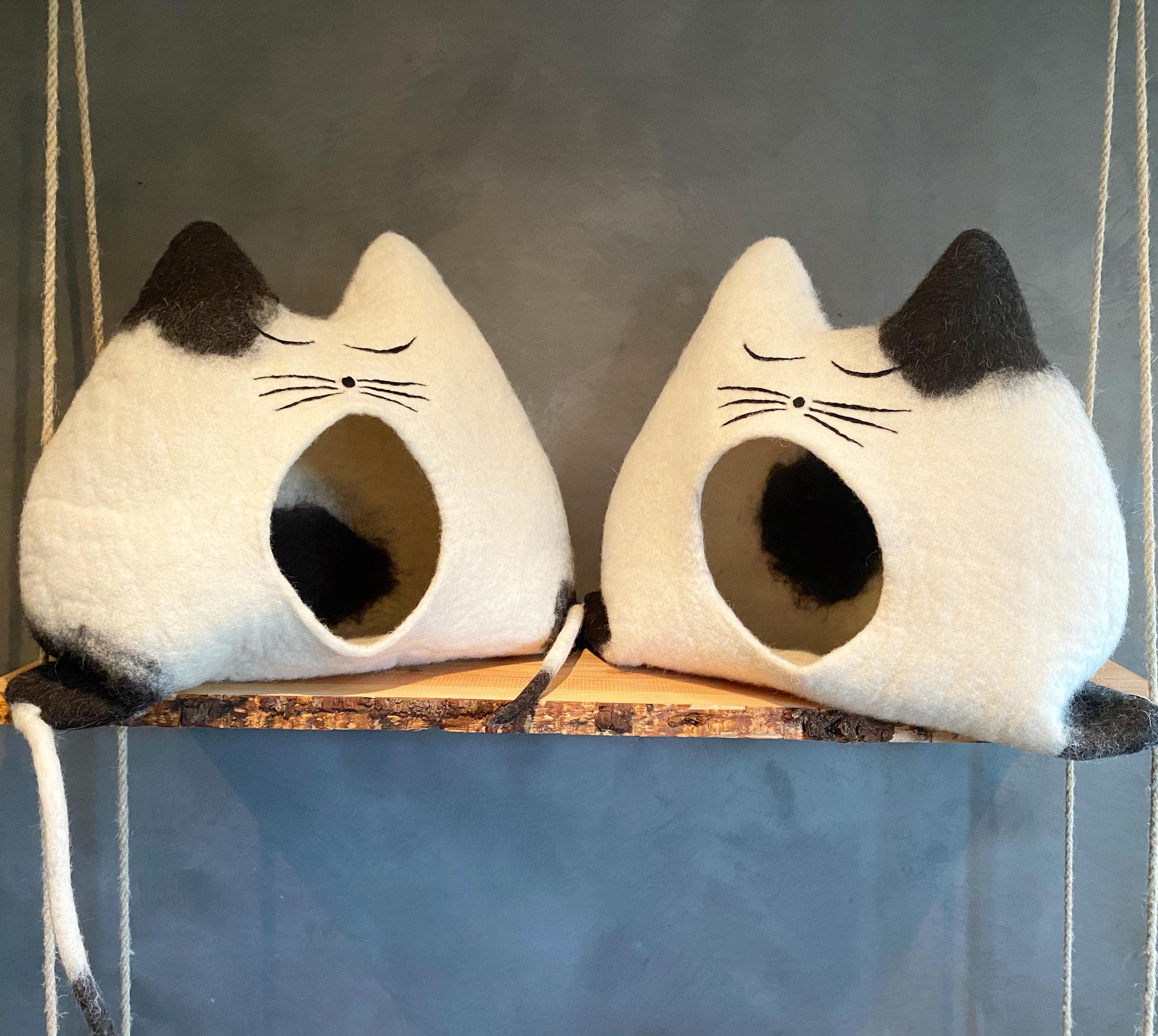 Die Zwillinge Flecki & Flocki haben sich immer viel zu erzählen 
#Katze #hygge #Kaffeekränzchen