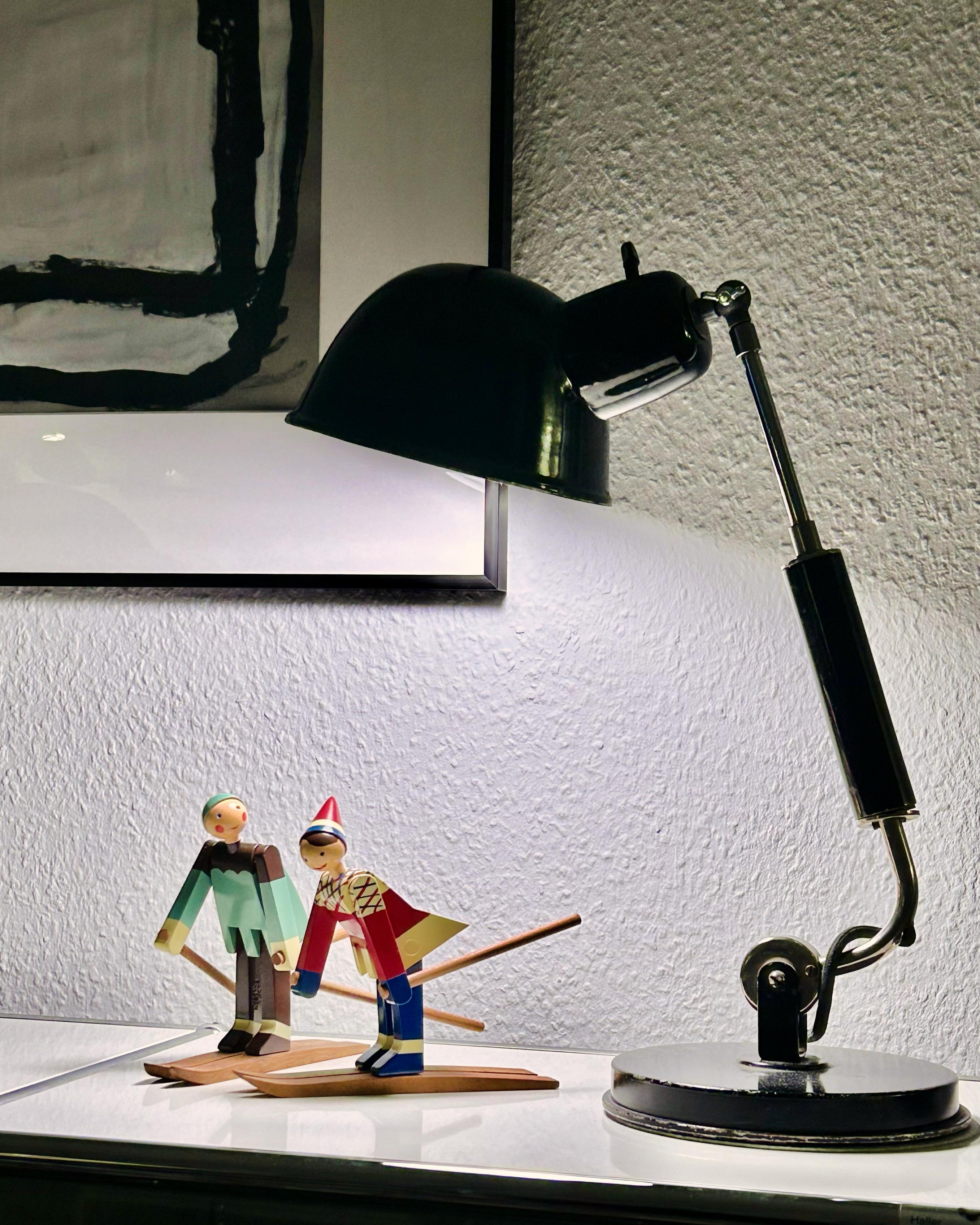 Diese Bauhauslampe ist von Koranda in Wien aus den 30ern. Sie hilft uns Datti und Boje, die entzückenden Holzfiguren von Kay Bojesen, in Szene zu setzen. #bauhaus