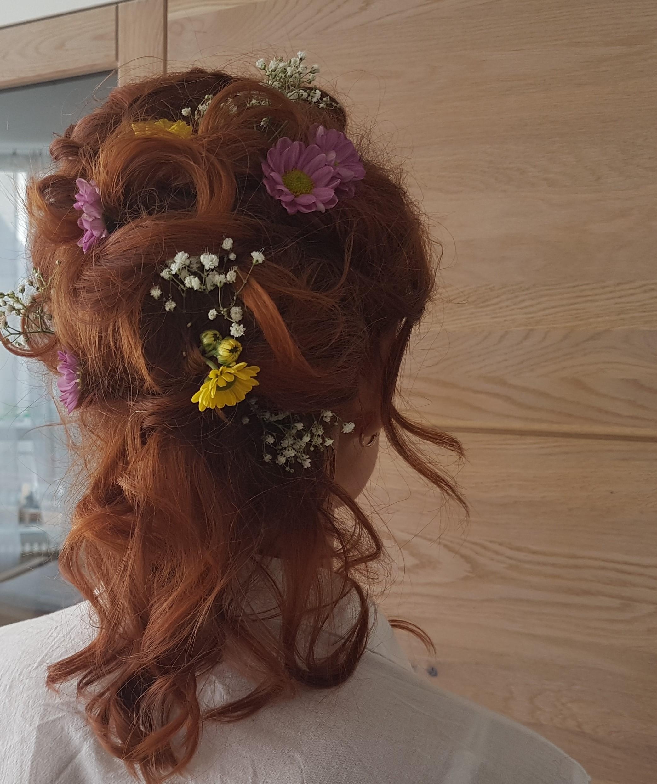 Diese Frisur trug ich zu einer Hochzeit! Die Blümchen im Haar sind immer im Trend :-) #hairtyle#beautychallenge
