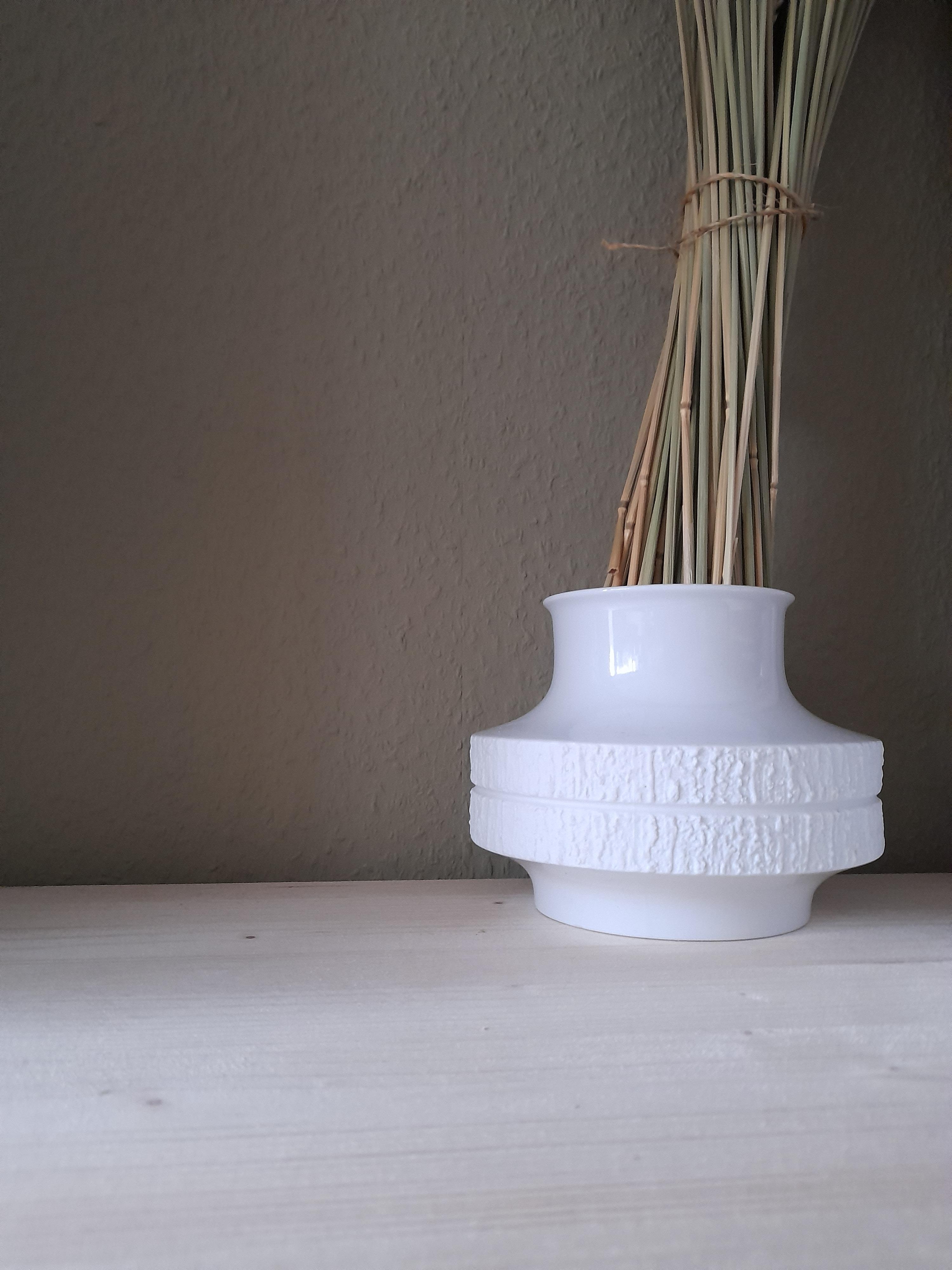 Diese hübsche Vase habe ich gestern gefunden - habt ihr bei euch auch ein Tauschregal? #new #vase #whitelove #forfree #t