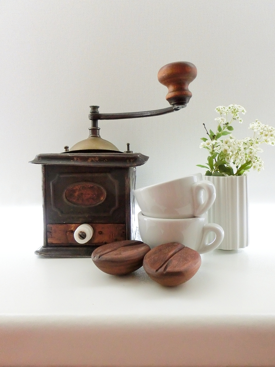 Diese #kaffeemühle dient nur zur Zierde, aber wir mahlen tatsächlich ab und an per Hand. 
#kaffebohnen #holz #blümchen 