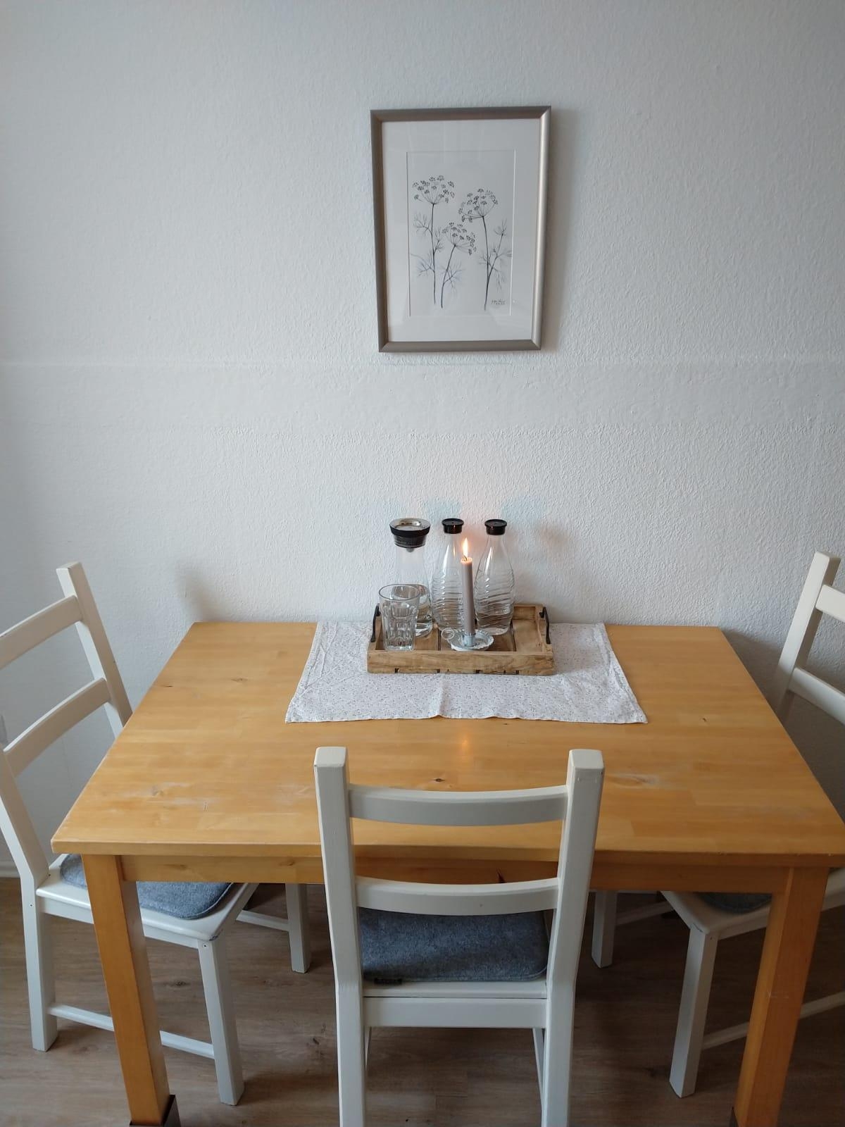 Diese Stühle haben schon oft ihre Farbe gewechselt... #küche #küchentisch #stühle #tablett #weiß #kleineküche