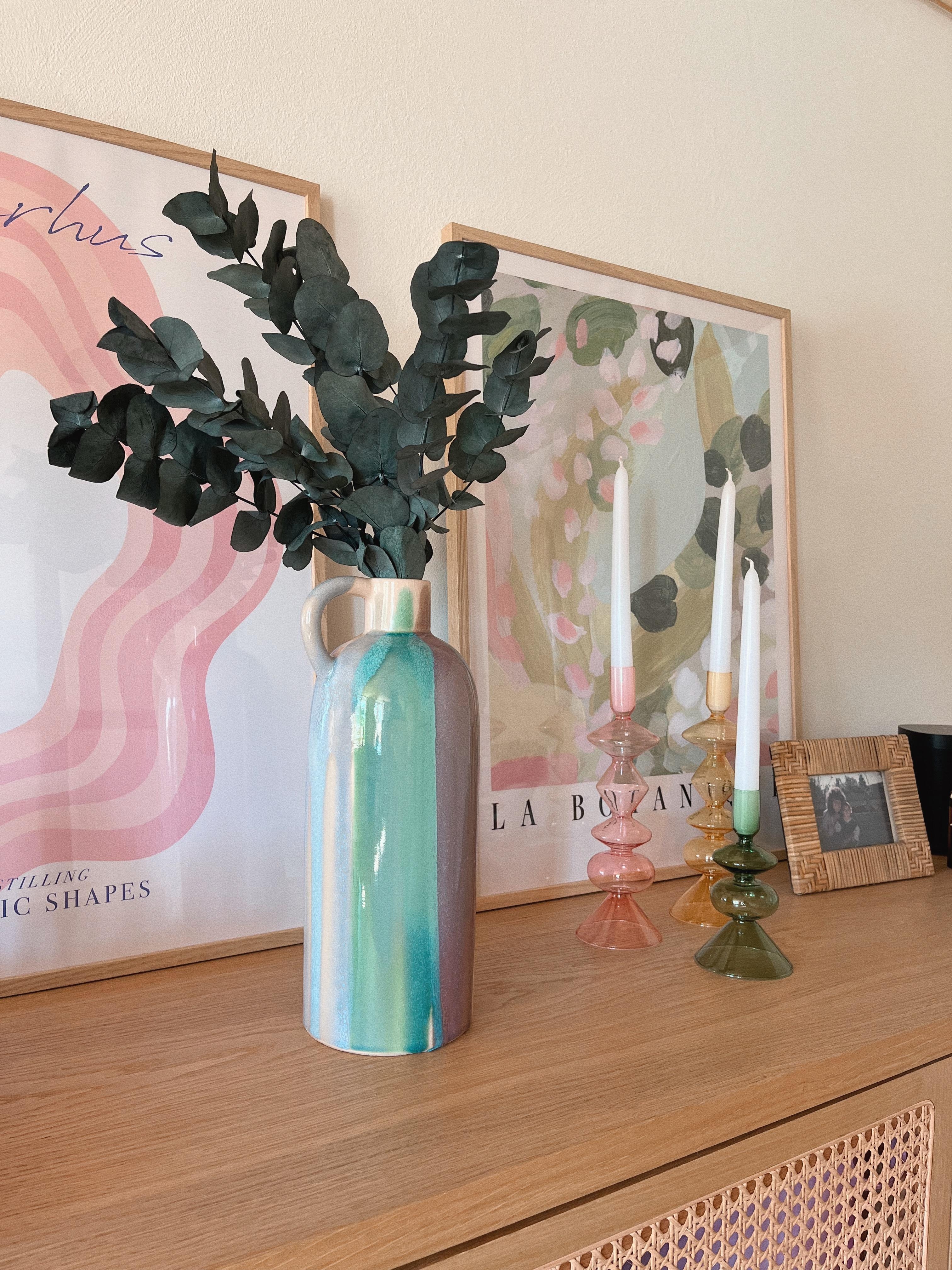 Diese wunderschöne Vase haben wir in der Toskana ergattert. Ein echter Blickfang! Ich liebe diese frischen Farben 💜.
#wohnzimmer #sideboard #bilder #deko