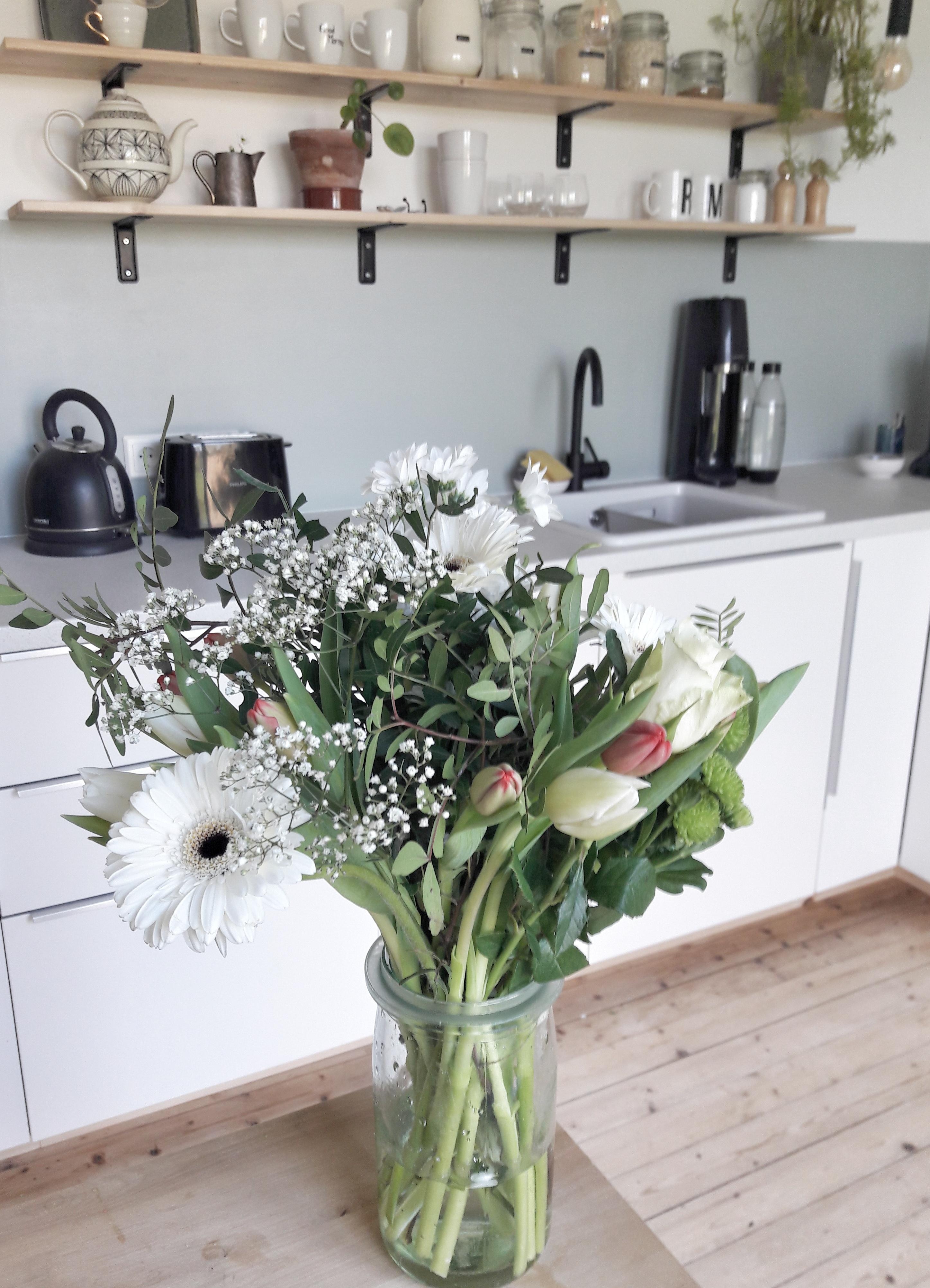 Dieser Blumenstrauß versüßt mir heute neben dem tollen Wetter den Tag 
#freshflowerfriday #scandihome #kitchen #sunny 