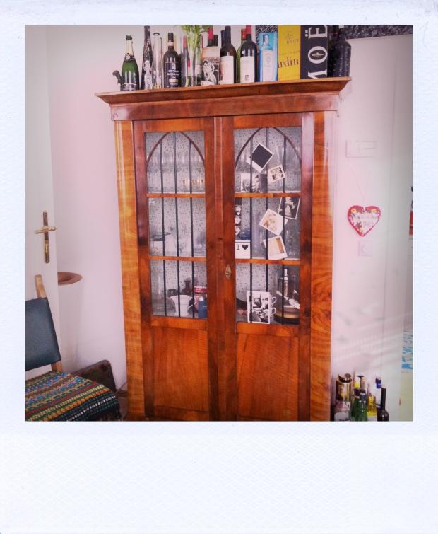 Dieser Schrank steht in unserem Wohnzimmer und beherbergt all die schönen Flohmarktfunde aus Glas und Porzellan #homestory