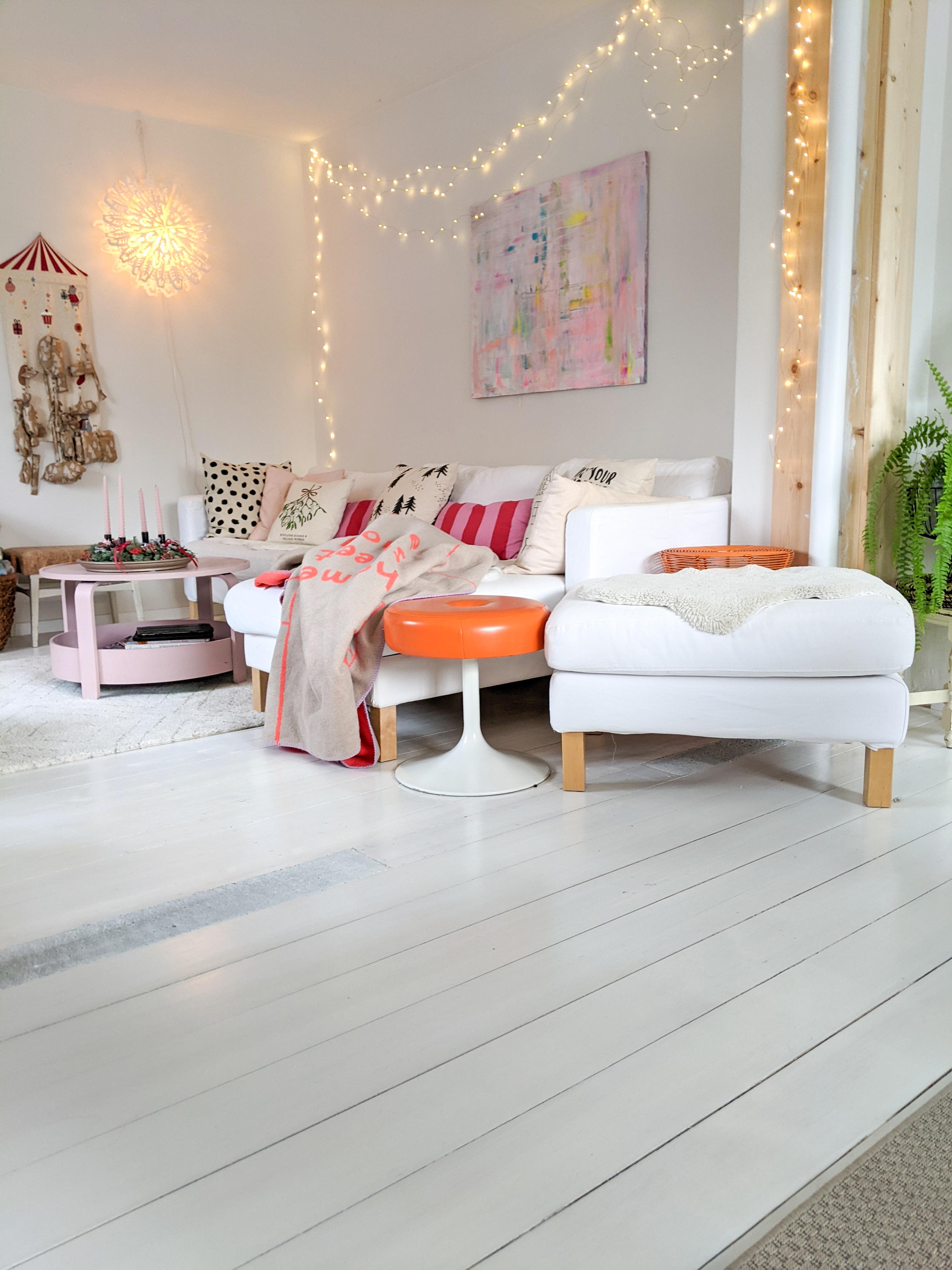 Dieser #weiße #Dielenboden ist eins unserer Highlights der #altbau #renovierung #wohnzimmer #dekoideen #lichterKette 