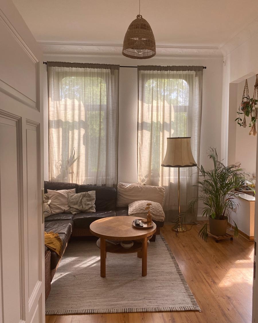 Dieses Licht! 🌞 #wohnzimmer #boho #cozy #vintage #rattan #vorhänge #altbau #sofa #coffeetable
