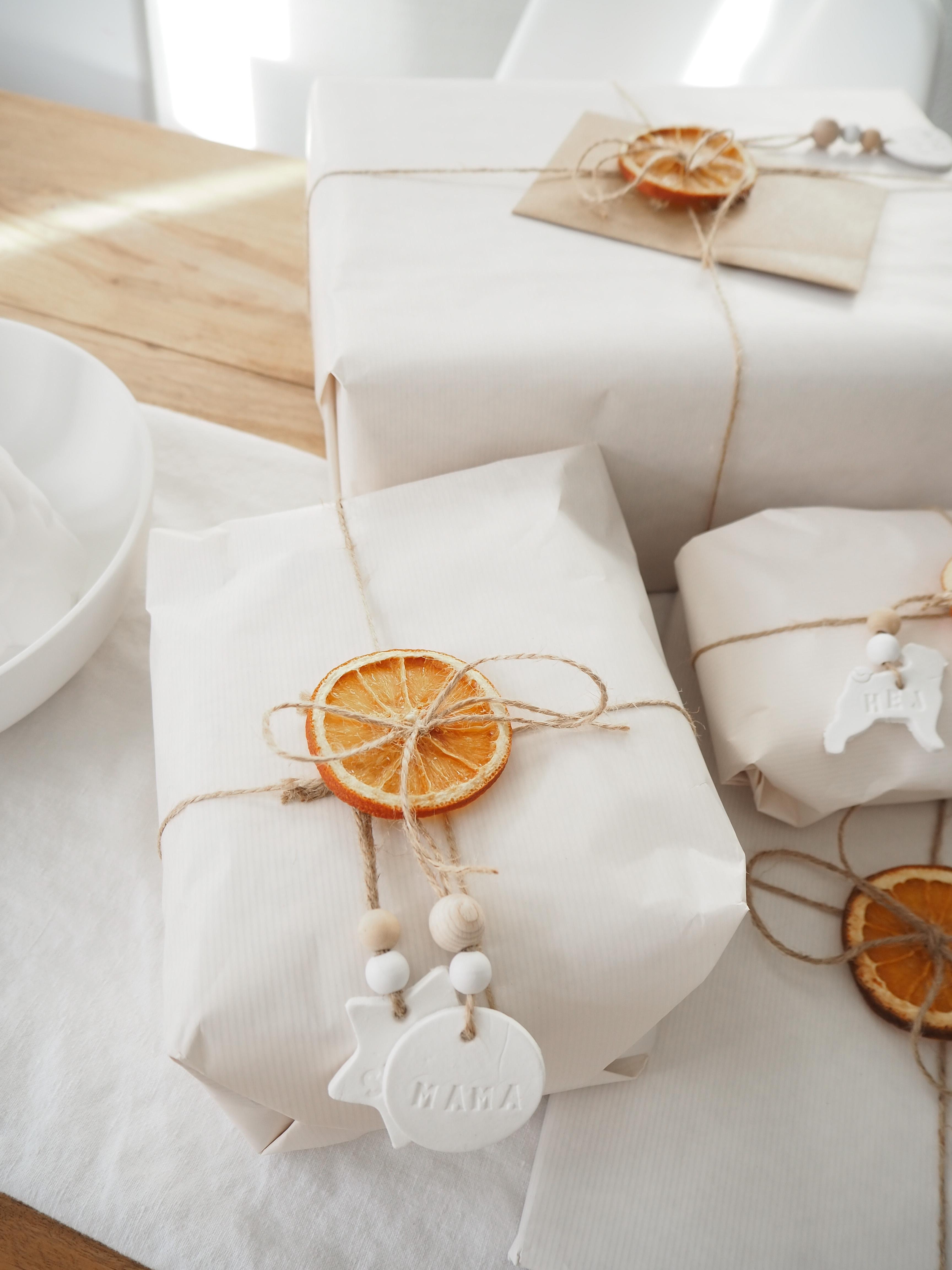 Diesjährige Geschenkverpackung 🍊 mit DIY Anhängern aus Modelliermasse #geschenkverpackung #geschenke #orangenscheiben