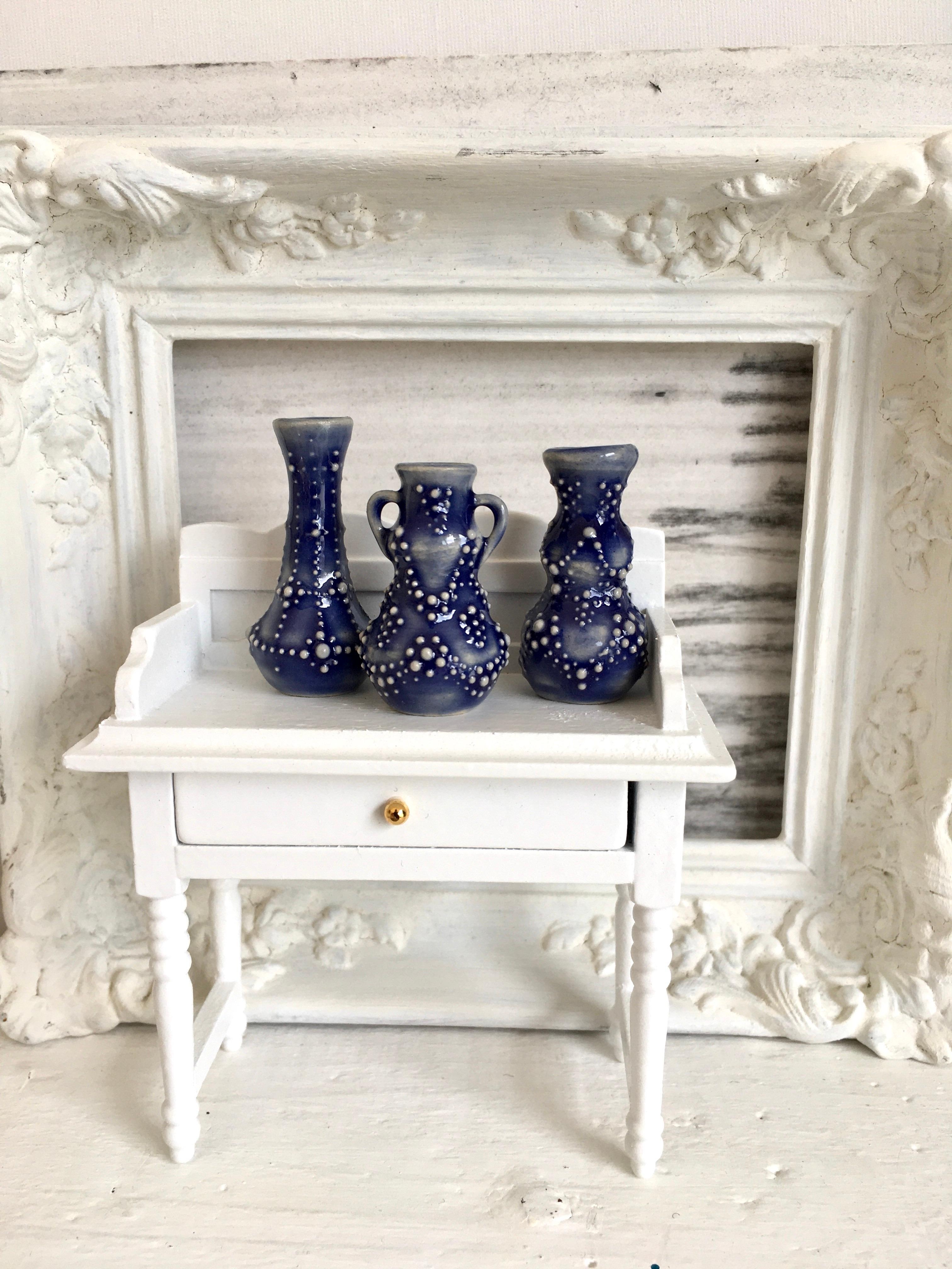 Diesmal mit Blau in den Freitag ! Minimöbel + Minivasen  #frühling #minivasen #royalblau #keramik #schlickerverzierung 