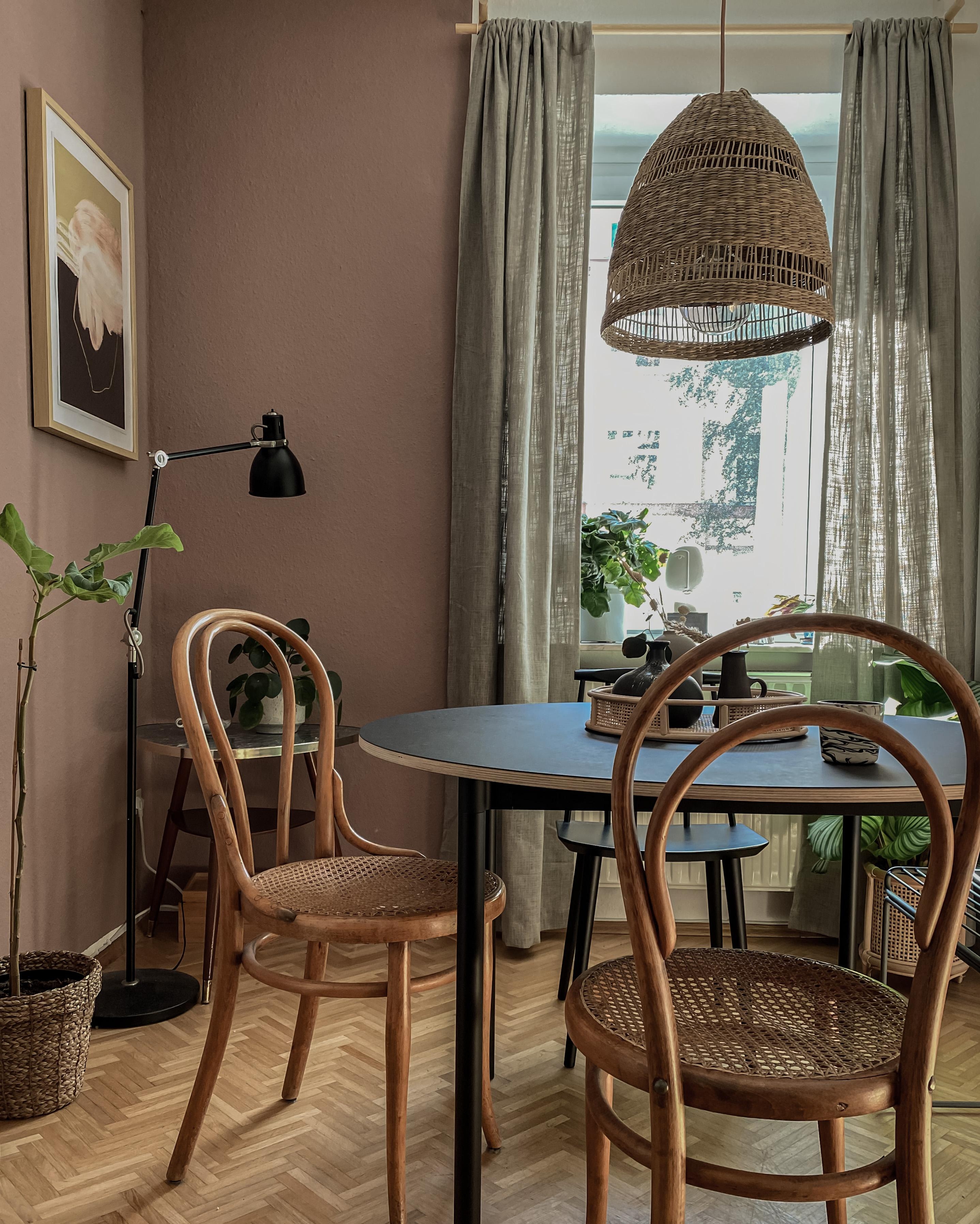DININGROOM VIBES✨☺️💛 #diningtable #esstisch #essbereich #rundertisch #stühle #vintage #wienergeflecht #wandfarbe #altbau