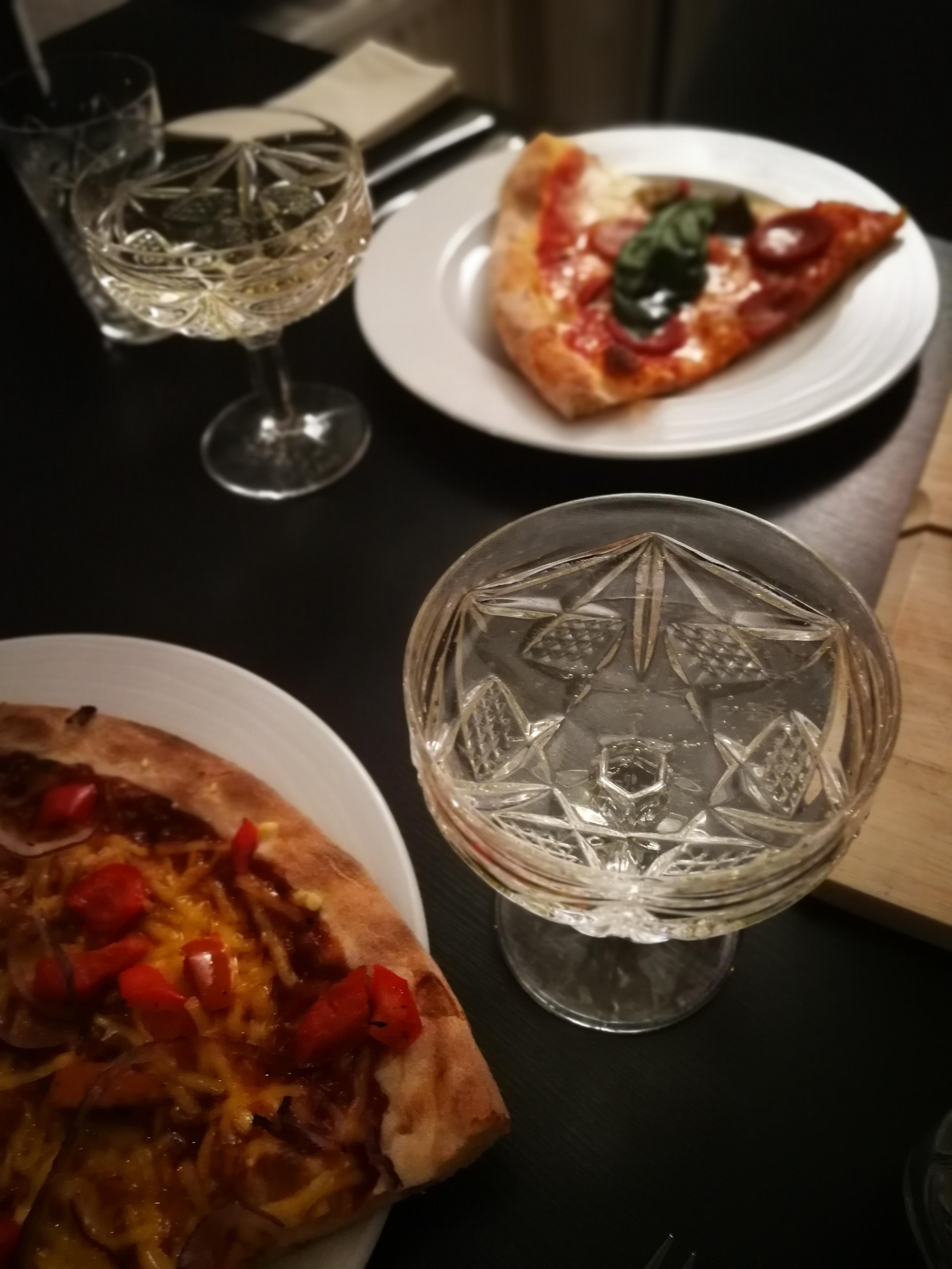 #dinnertable #esstisch #sparkling #glasses #pizzawithstyle 
