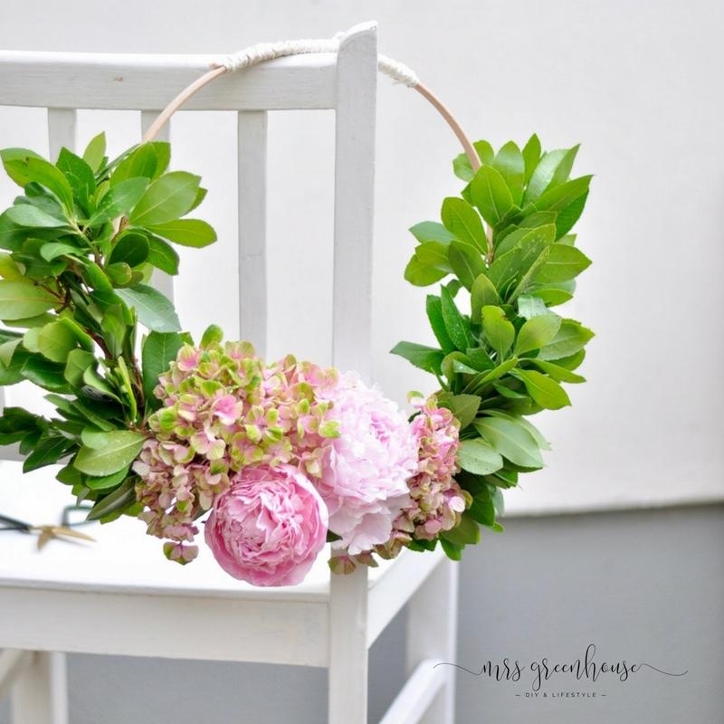 DIY- Pfingstrosen und Hortensien im skandinavischen Blumenkranz