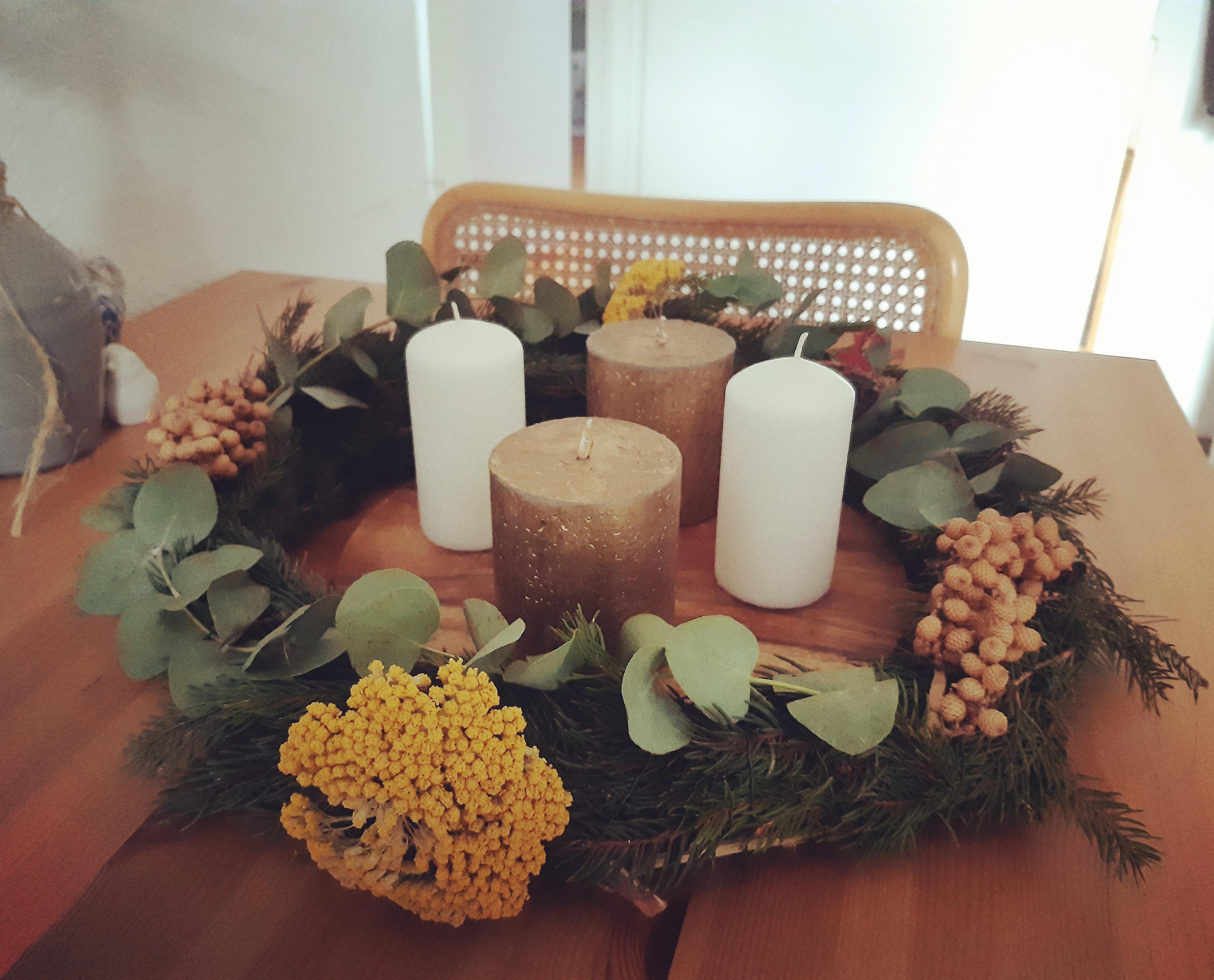 DIY Adventskranz #weihnachtsdeko #adventsgesteck #kranzbinden #adventskranz #eukalyptus 