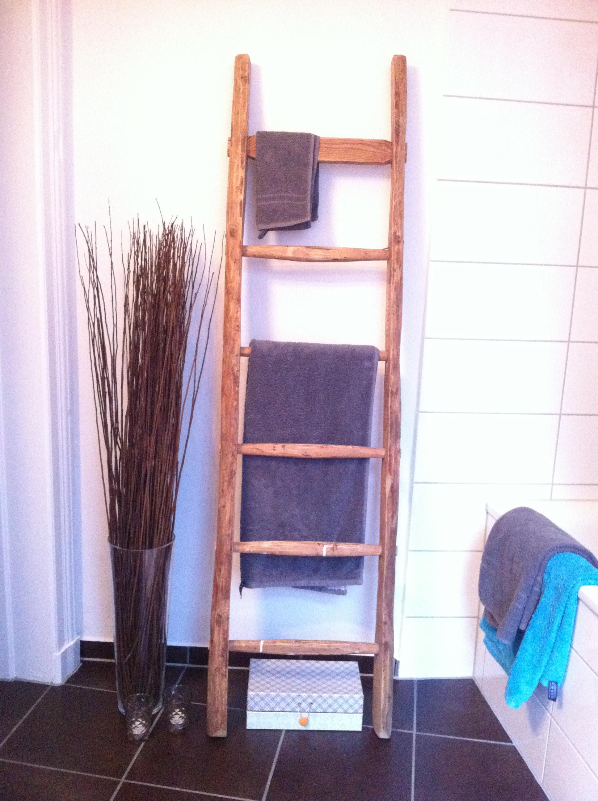 DIY aus einer alten Leiter! #leitergarderobe #handtuchaufbewahrung #diy #recyclingmöbel #alteleiter #bodenbelagbadezimmer #badezimmerfarben