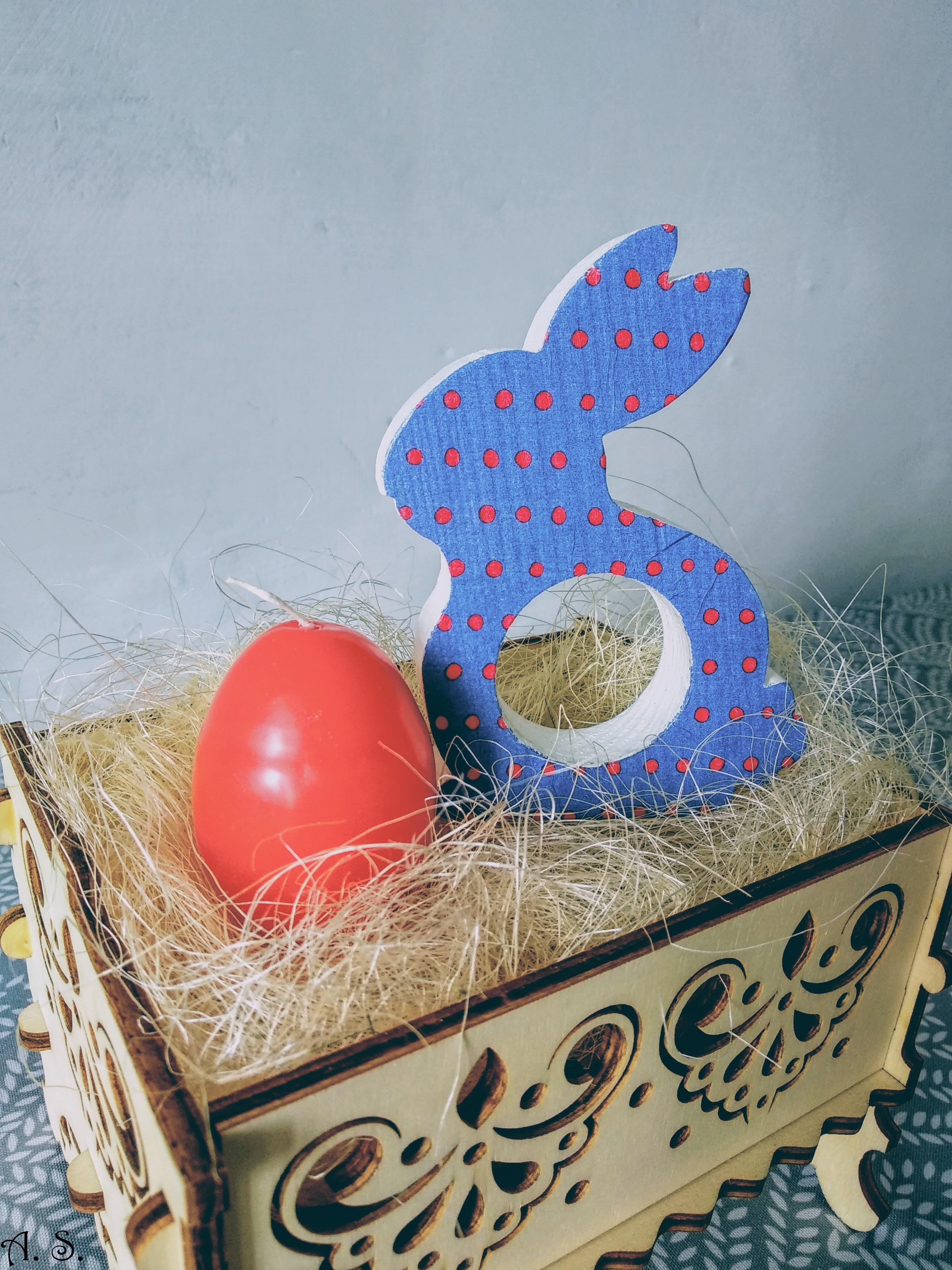 DIY Easter decoupage #DIY #Easter #Ostern #decoupage #deco #derOsterhase #rot #lila #gepunktet #dasEi #dieKerze