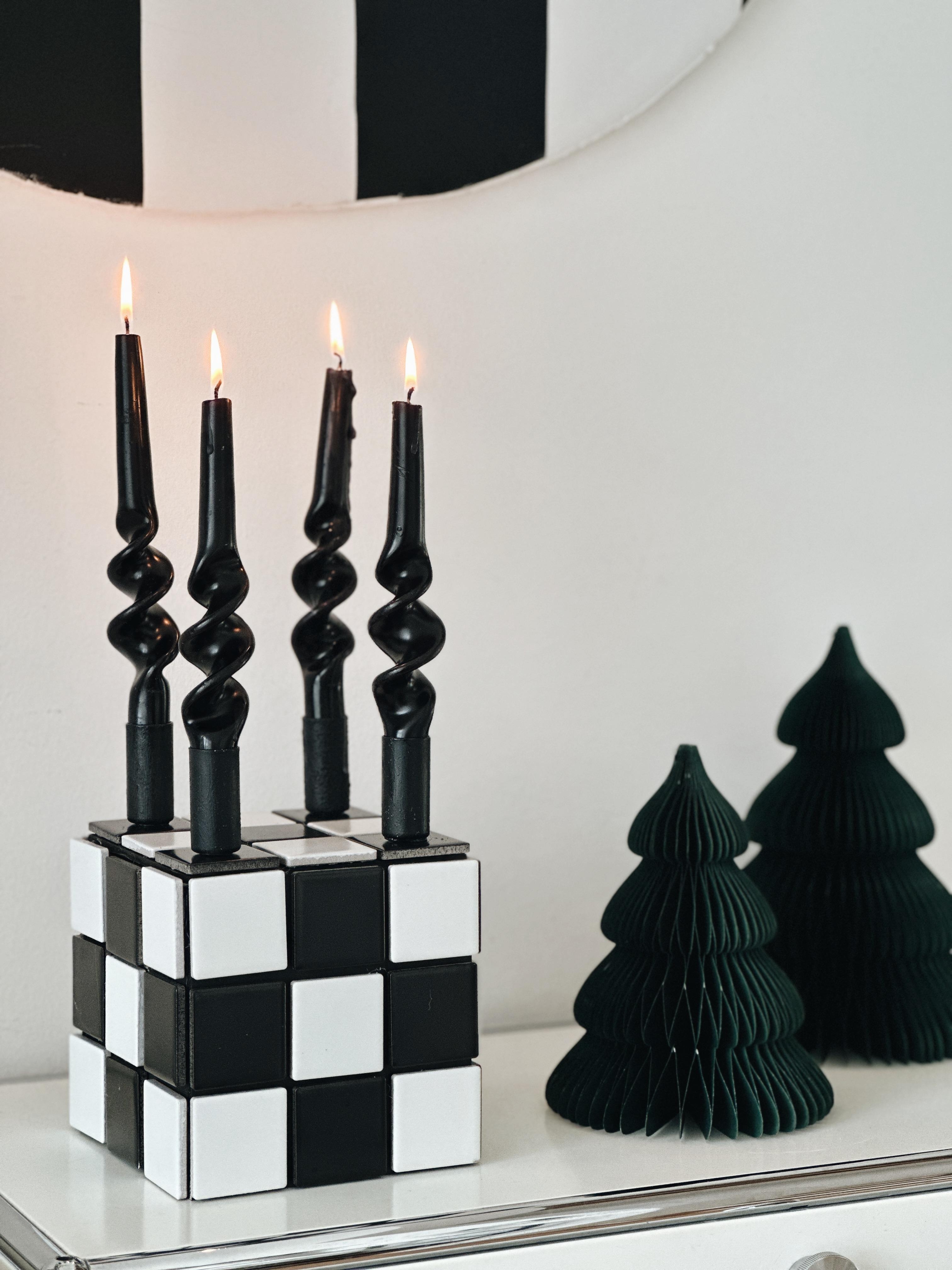 DIY Fliesen Kerzenhalter in #Schwarzweiss 🖤🤍🌲 Auch als minimalistischer #Adventskranz geeignet #adventsdeko #advent