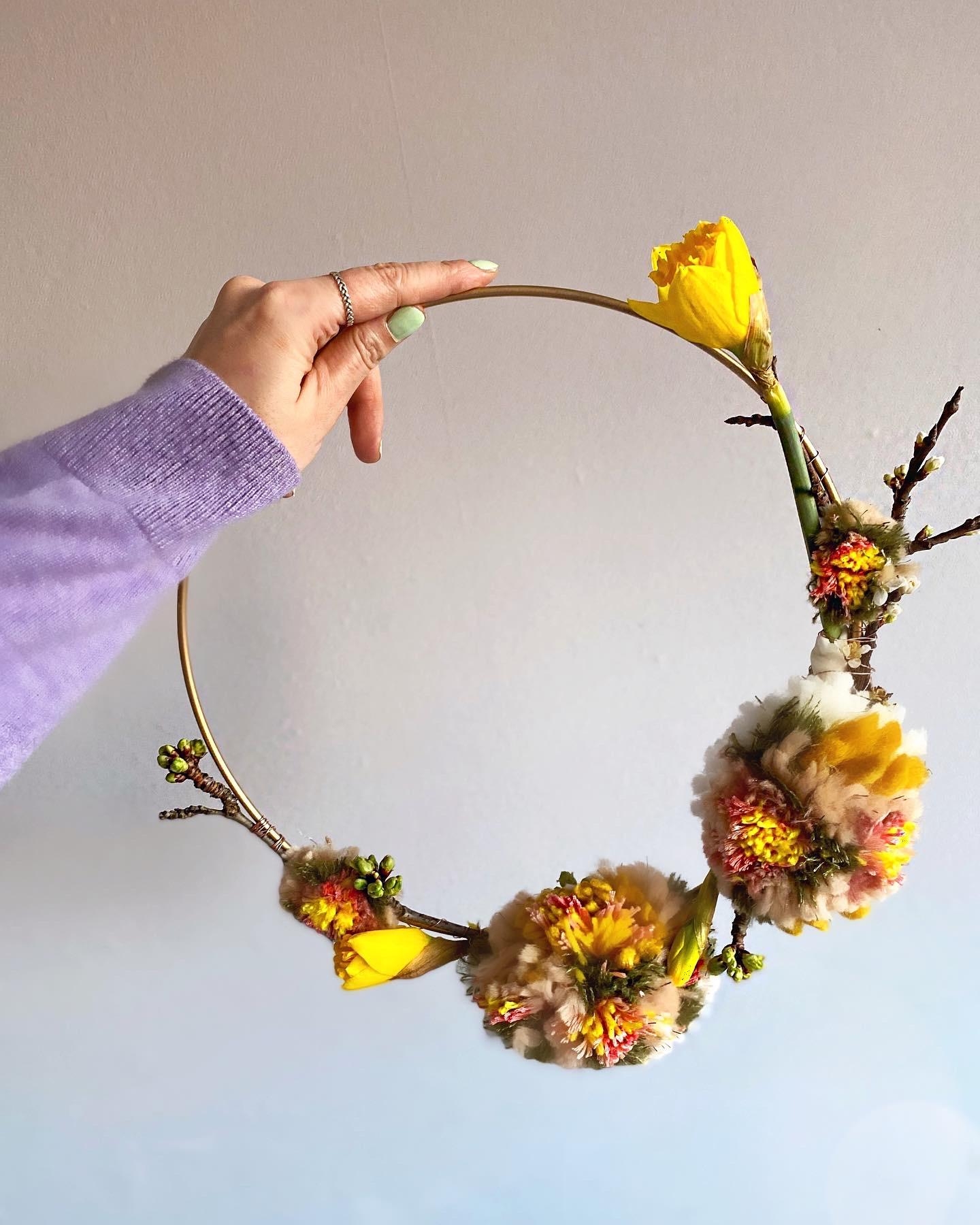 DIY Frühlingskranz aus Spring-Pompoms & 3 Narzissen 🧡 #spring #pompoms #wreath #diy #basteln