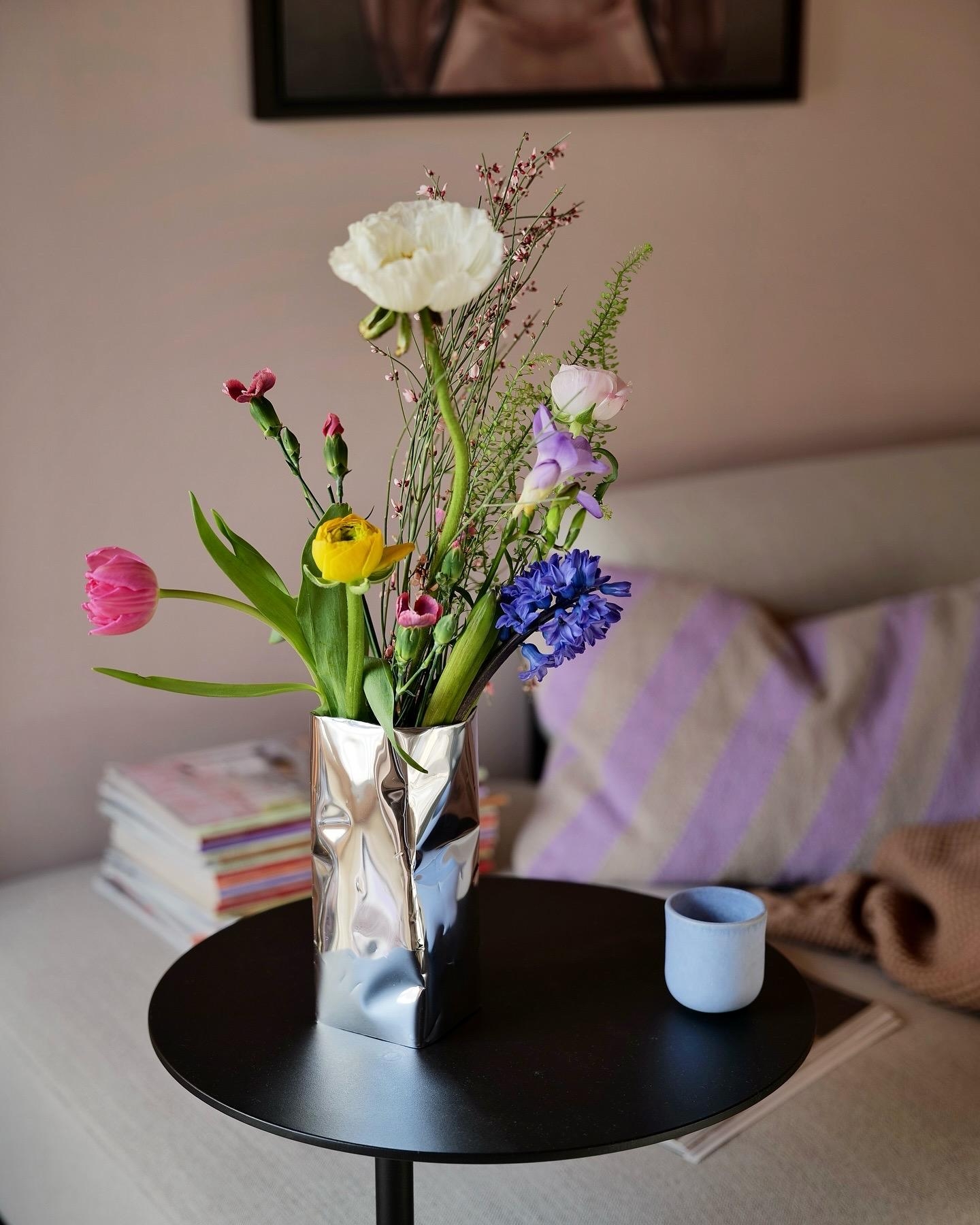 #diy gefällig? 
Super easy: aus einem leeren Tetrapak und selbstklebender Spiegelfolie. #lowbudget #itpiece #vase #spiegel #blumenliebe