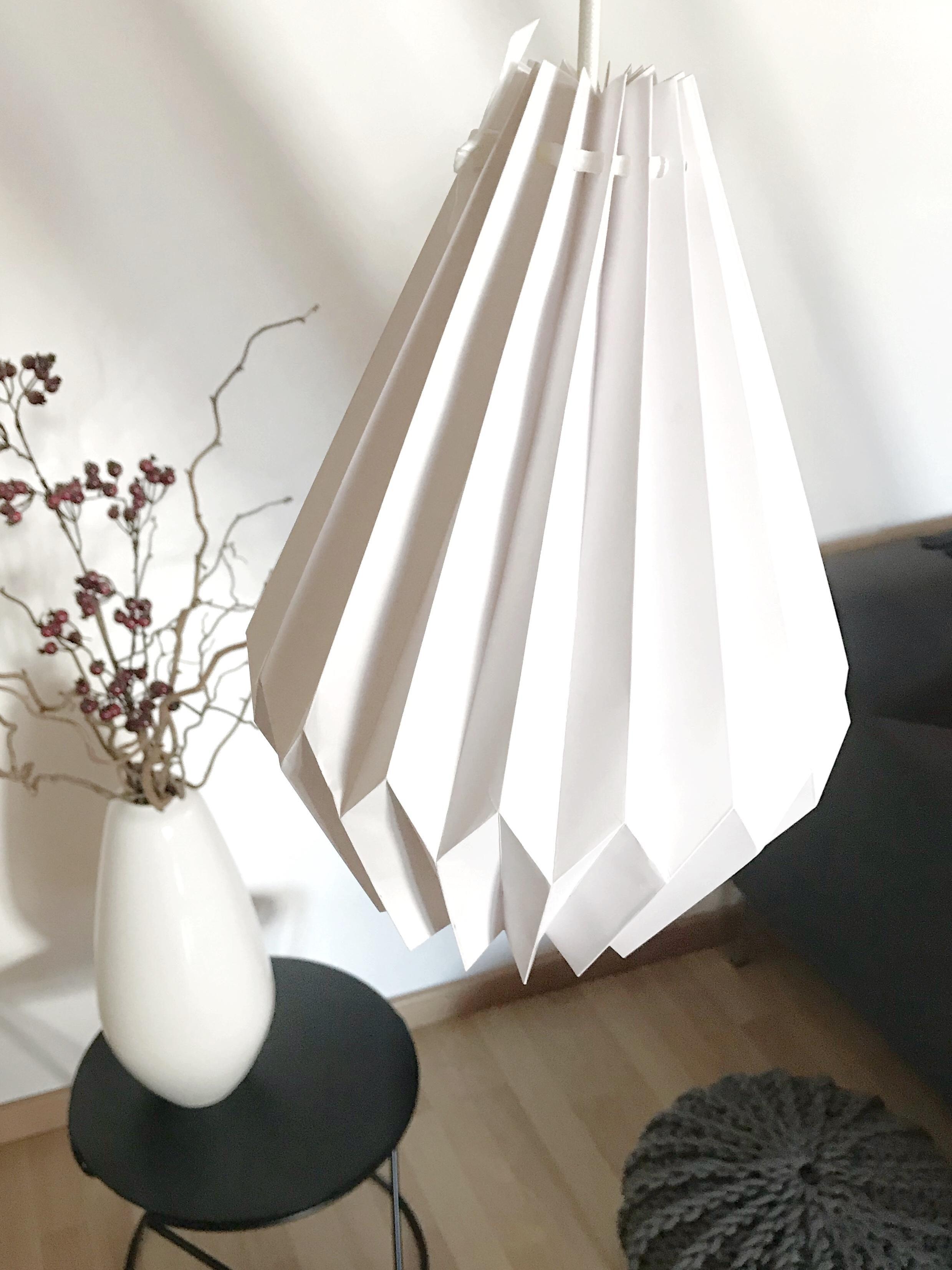 #DIY Gefalteter Lampenschirm aus Papier #geduld #DIYlampe #DIYweek #Origami #living #interior #deko #lampe