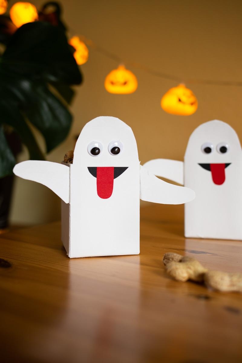 Diy Halloween Party Deko aus Tetrapack basteln - die Geister sind los.
#wiebkeliebtdiy#halloweendeko#geister