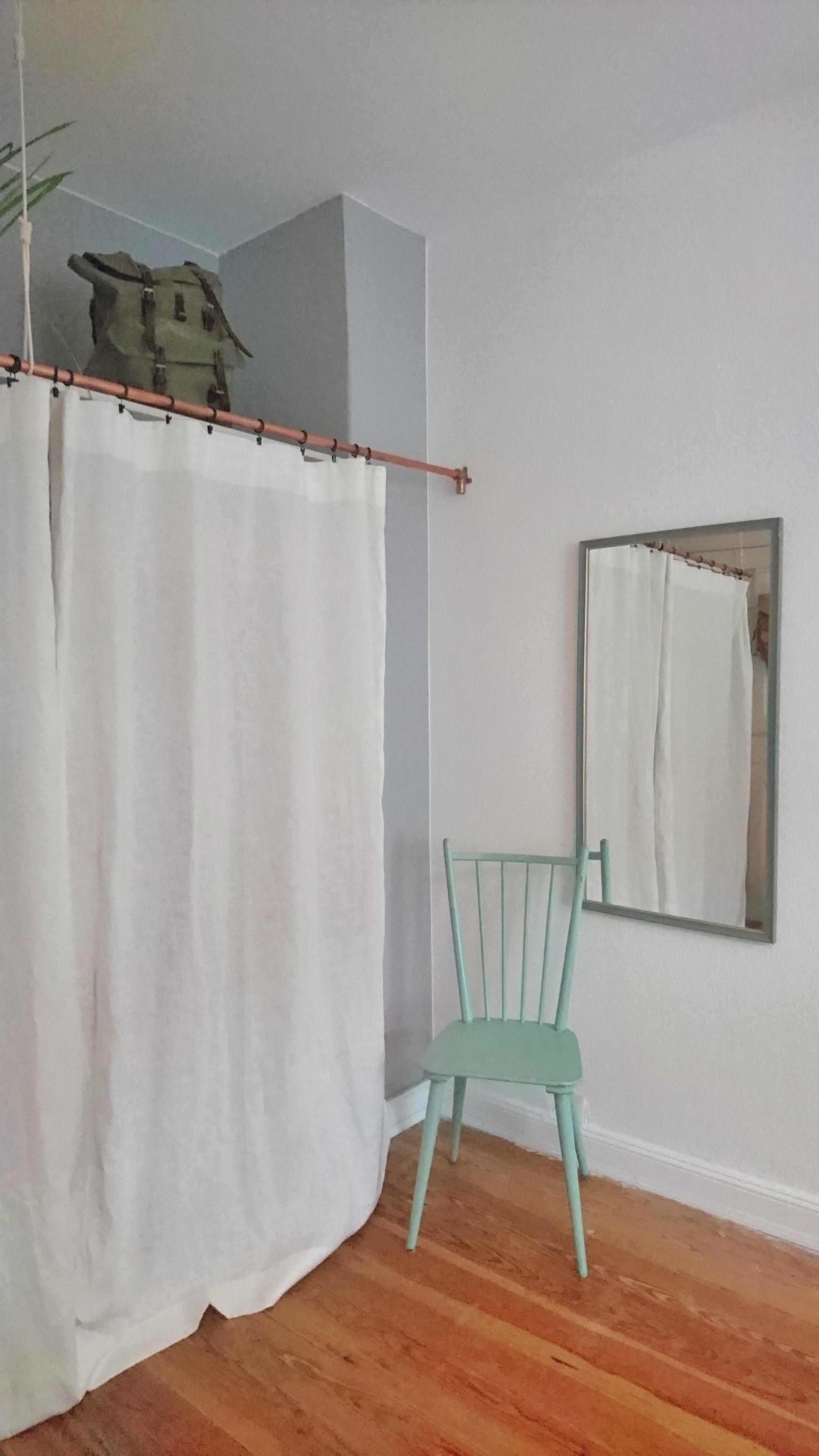 DIY-Kleiderschrank mit Vorhang statt Türen und einem Kupferrohr als Vorhangstange #DIY #kleiderschrank #kupfer