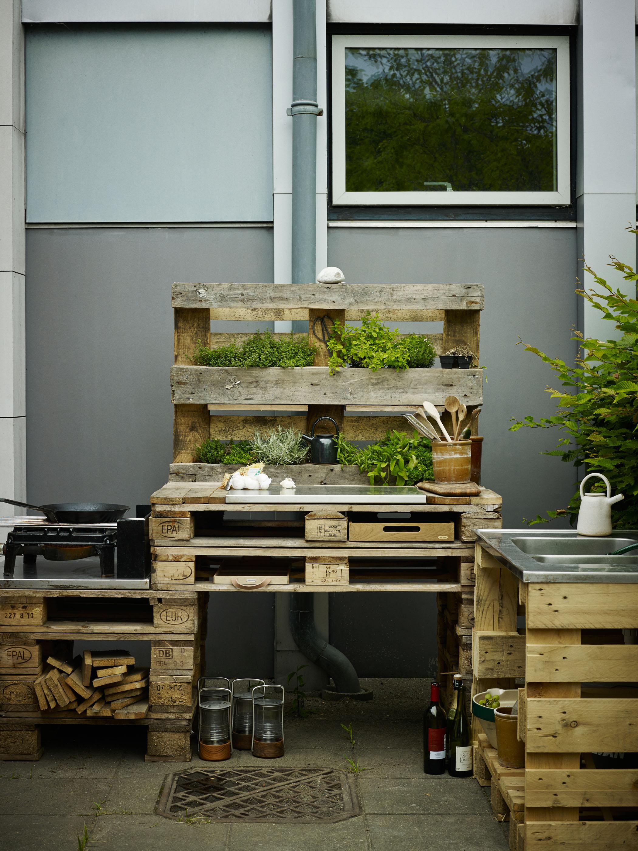 DIY: Outdoorküche aus Paletten bauen #bastelidee #diy #geschirr #europalette #upcycling #pflanzendeko #palettentisch #palettenmöbel #palettenregal ©Skagerak