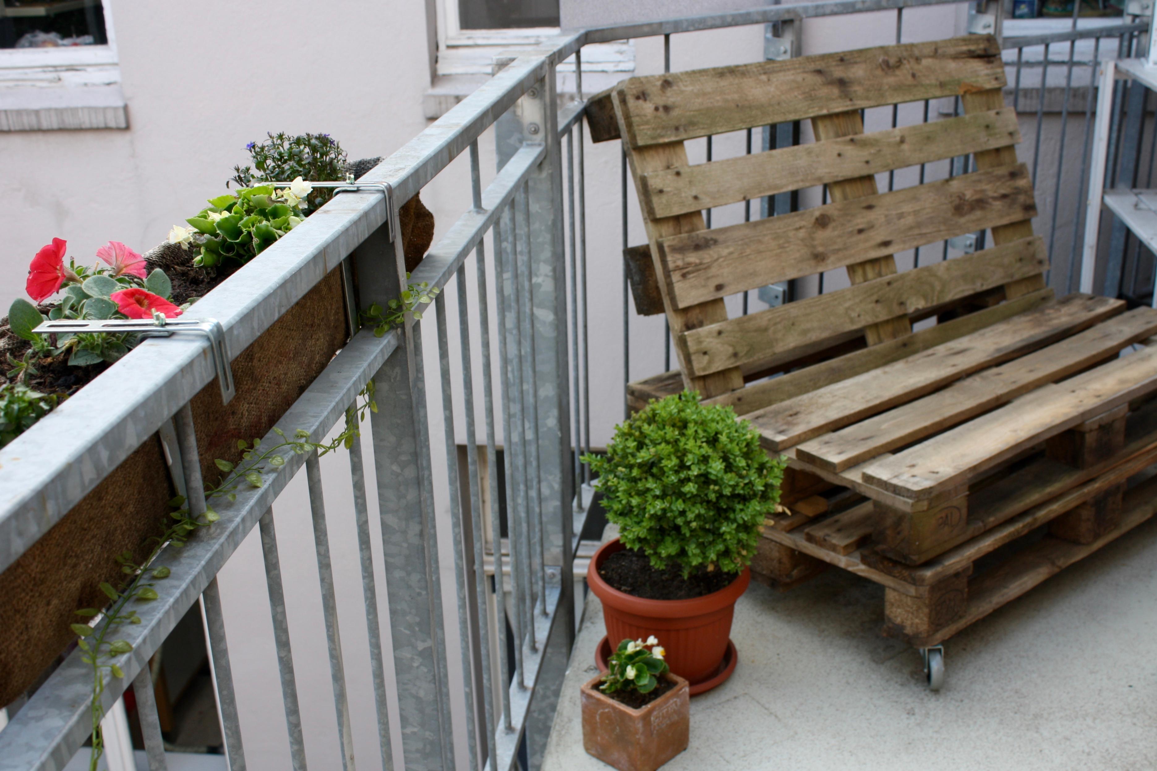 DIY Palettenbank auf Balkon #europalette ©LeaGr