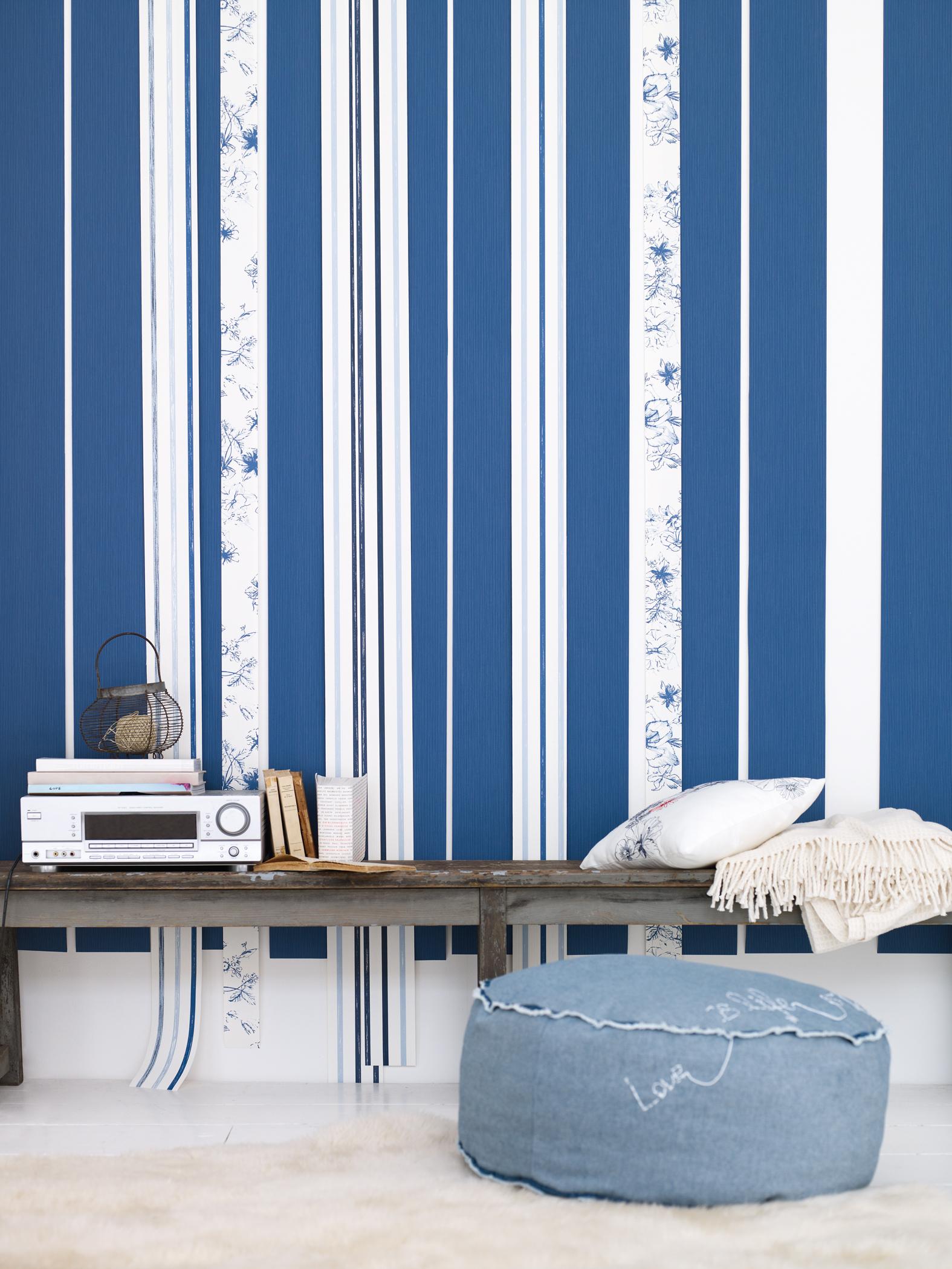 DIY-Wandgestaltung aus verschiedenen Tapeten #sitzbank #mustertapete #blauewandgestaltung #designwand ©Esprit Home