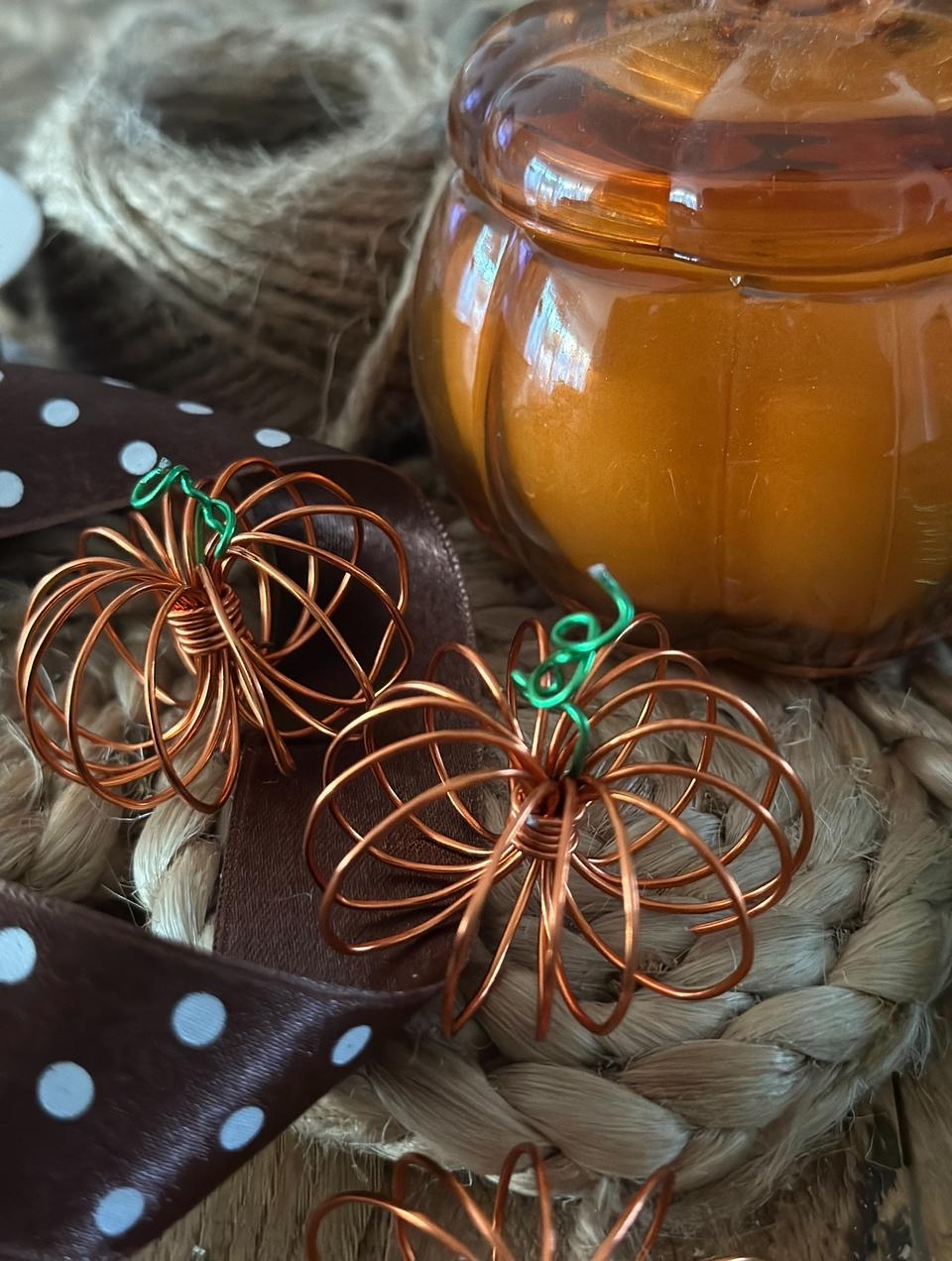 #diydeko #draht #kürbis #deko #diy #herbst #kürbisdeko #herbstdeko #selbstgemacht #dekoideen 