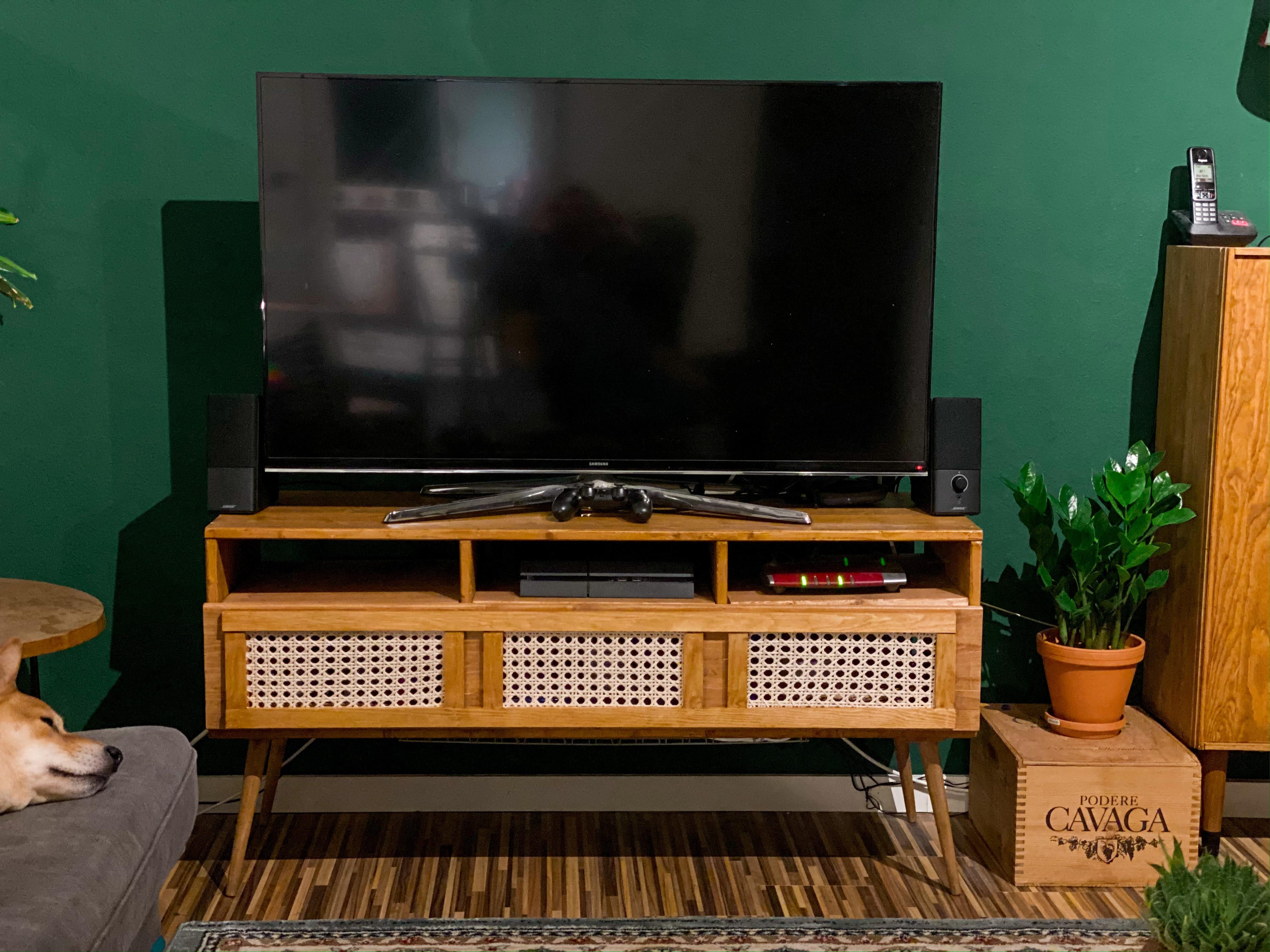 #diymöbel meine selbstgebaute tv Bank☺️ Selbstgeflochten dank Youtube Anleitung. Dem Hund gefällt sie auch 😀