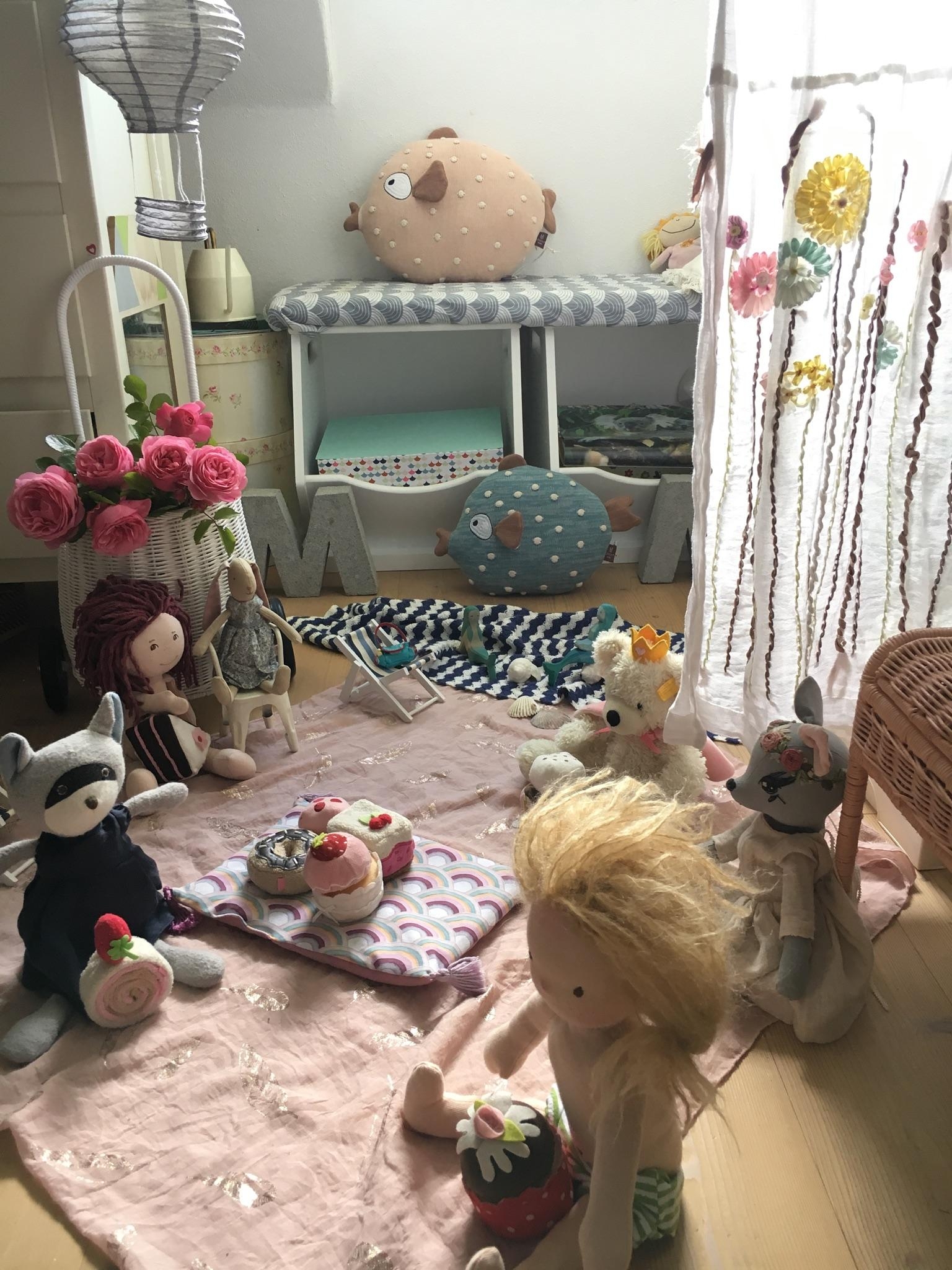 #dollpicnic in #kidsroom #playingcorner #dolls #kinderzimmer #girlsroom #kidsroomscene #Puppenpicknik