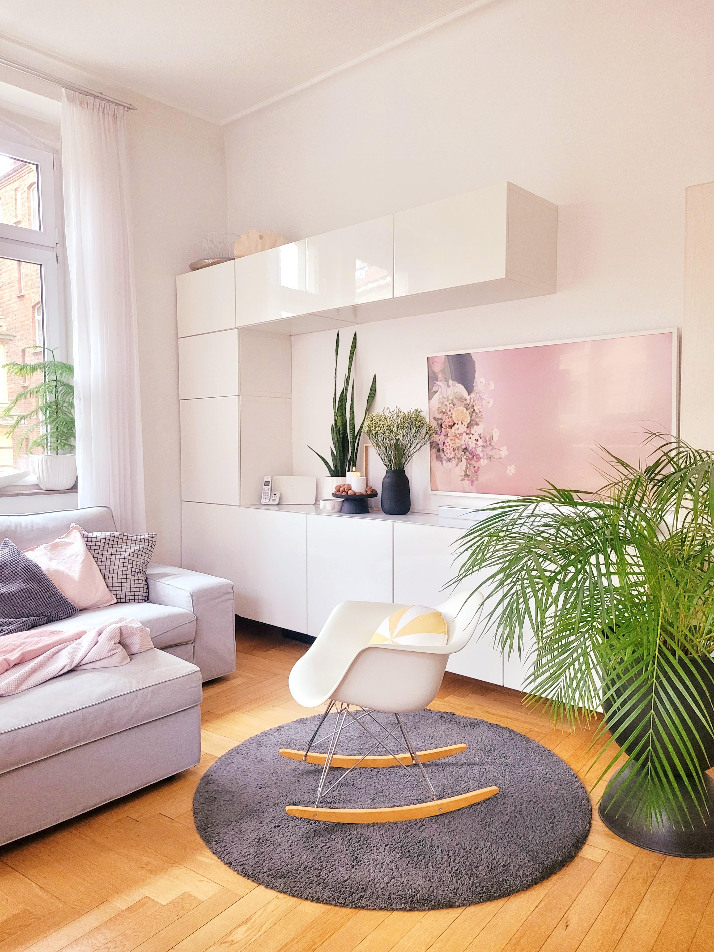 Donnerstag, liegt mir nicht!
#Wohnzimmer 
#Altbau 
#Sofa
#fernseher 
#Ikea
#vitra 
#livingroom 
#besta
#Schaukelstuhl 
