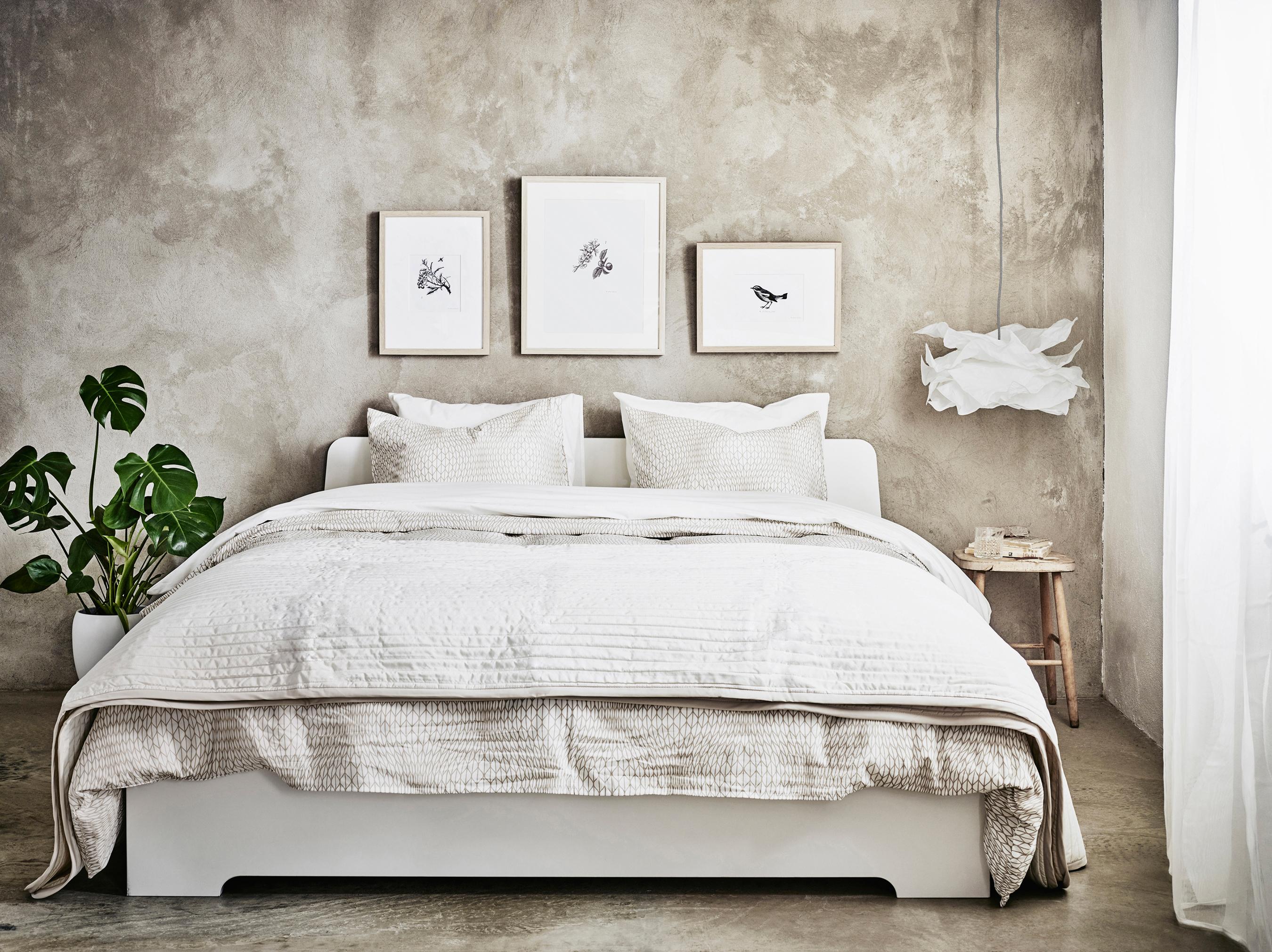 Doppelbett in Szene setzen #bilderrahmen #bettwäsche #wandgestaltung #ikea ©Inter IKEA Systems B.V.
