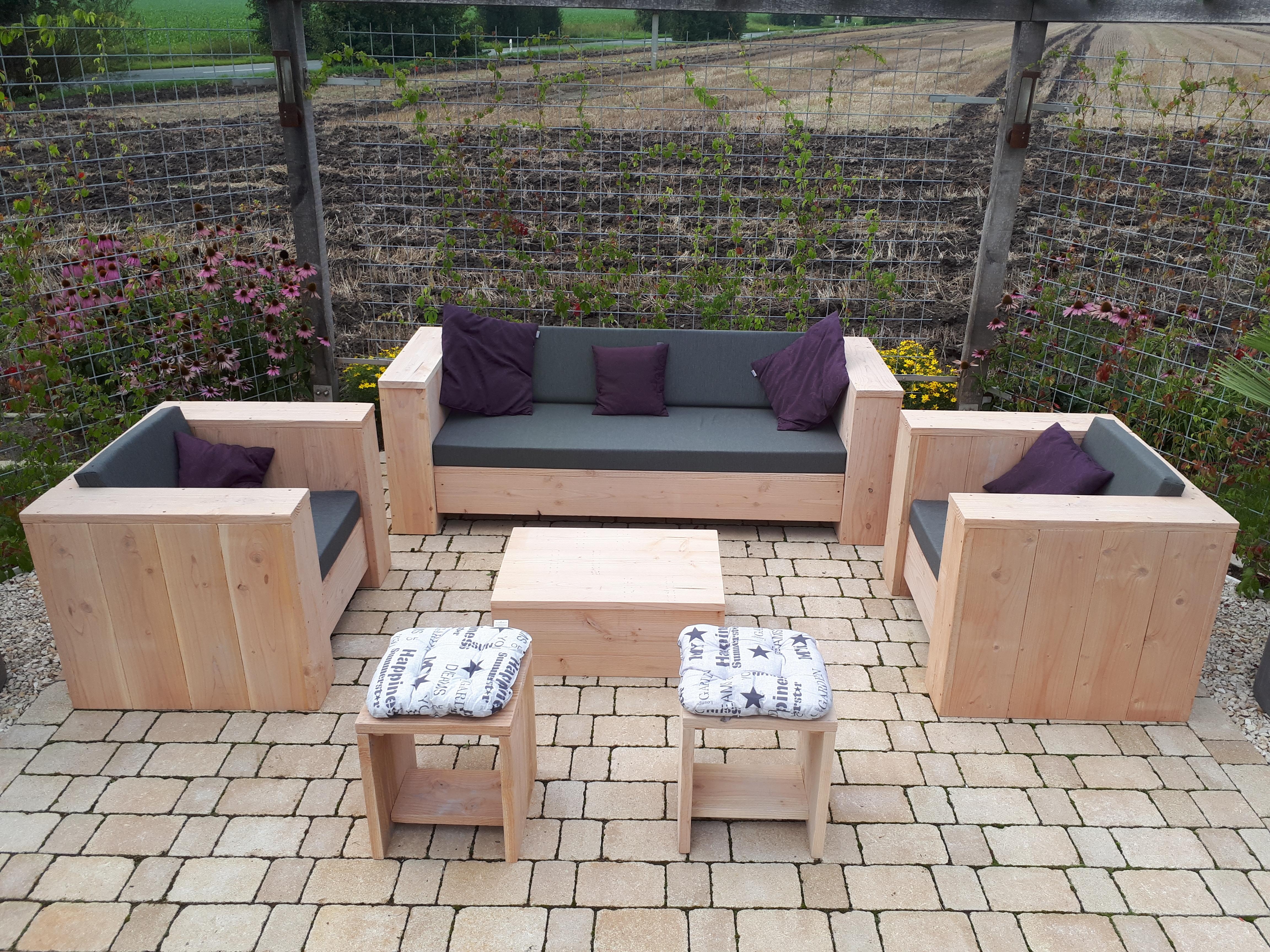 Douglasie Lounge Sofa und Sessel Stuttgart mit einem Beistelltisch Herne und zwei Hocker Alstätte #garten #douglasie
