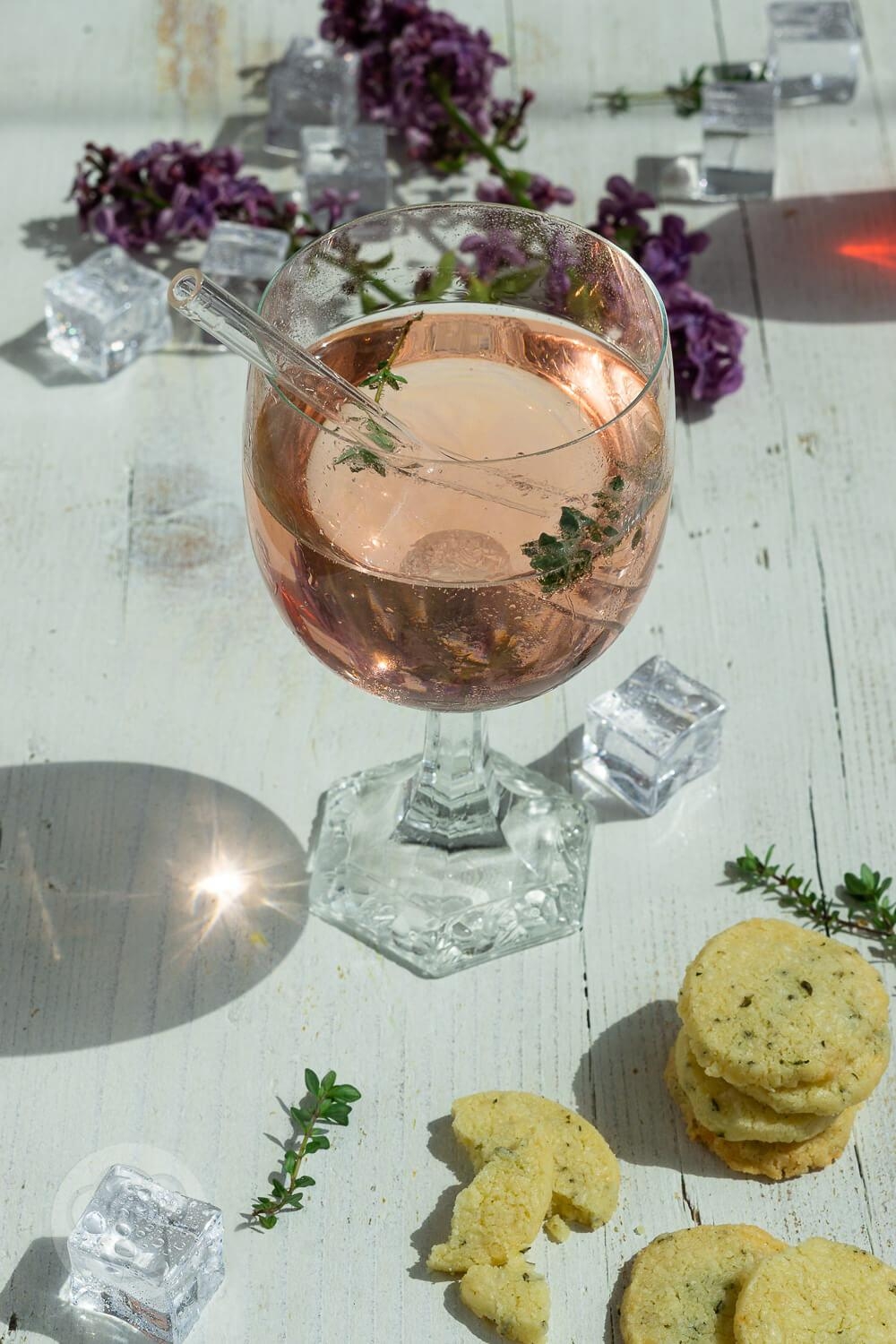 #drinks Leckerer Cocktail aus Fliedersirup, Sekt und Gin