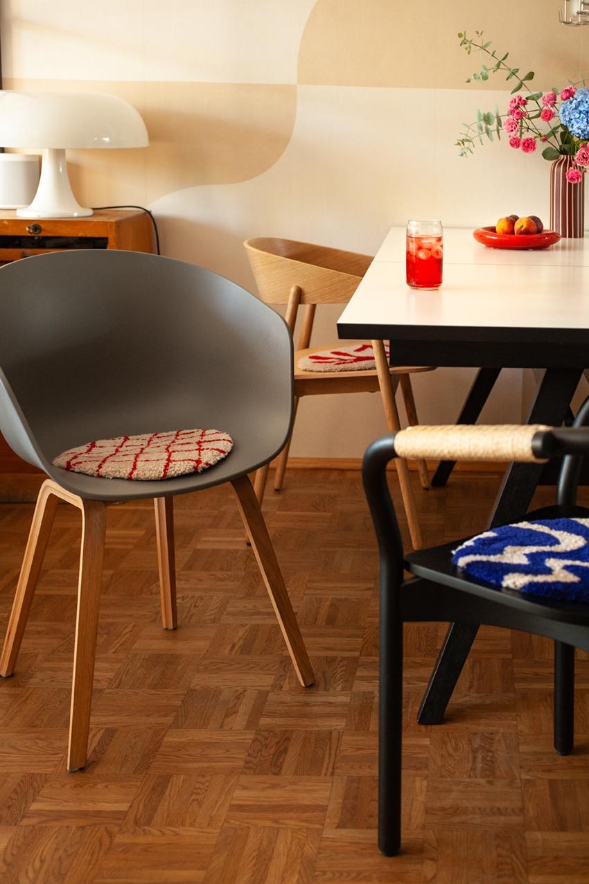 Drinnen sitzen und trotzdem schwitzen ...

#stuhl #Stuhlmix #tuften #sitzkissen #Esszimmer #Esstisch