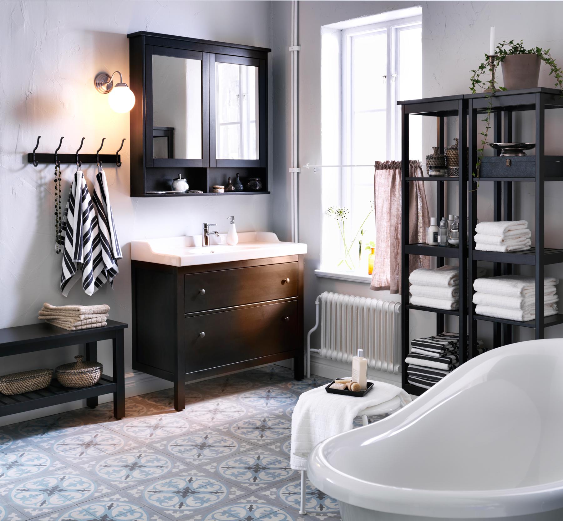 Dunkelbraun gebeizter Waschbeckenschrank und freistehende Badewanne #mosaikfliesen #ikea #holzregal #spiegelschrank ©Inter IKEA Systems B.V