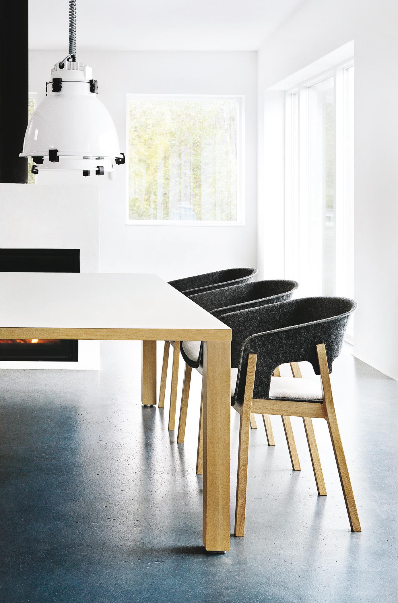 Dunkelgraue Stühle mit Eichenholz #stuhl ©Kusch+Co, Designer: Scaffidi & Johansen