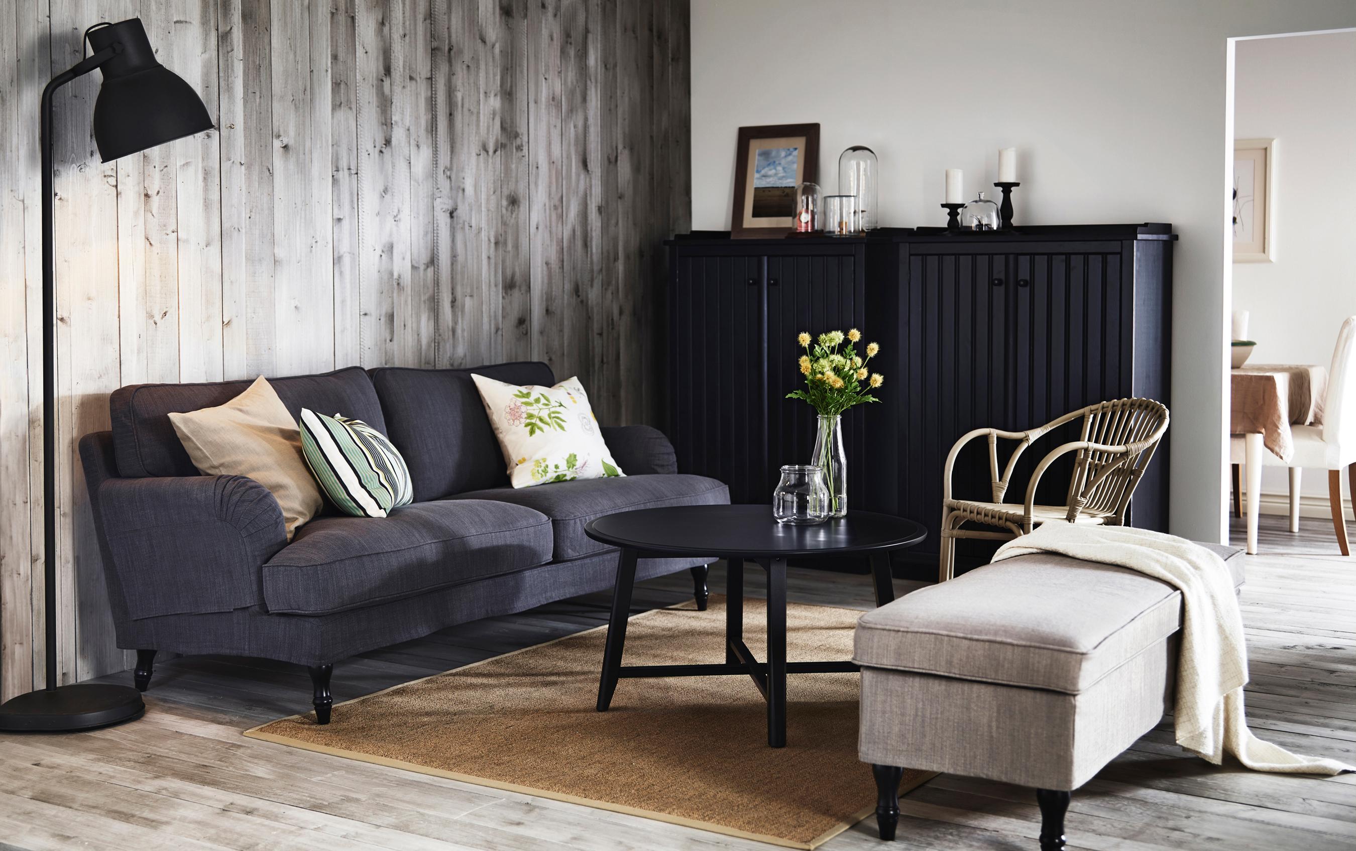 Dunkle Möbel mit hellen Stücken kombinieren #beistelltisch #ikea #polsterbank #vitrine ©Inter IKEA Systems B.V.