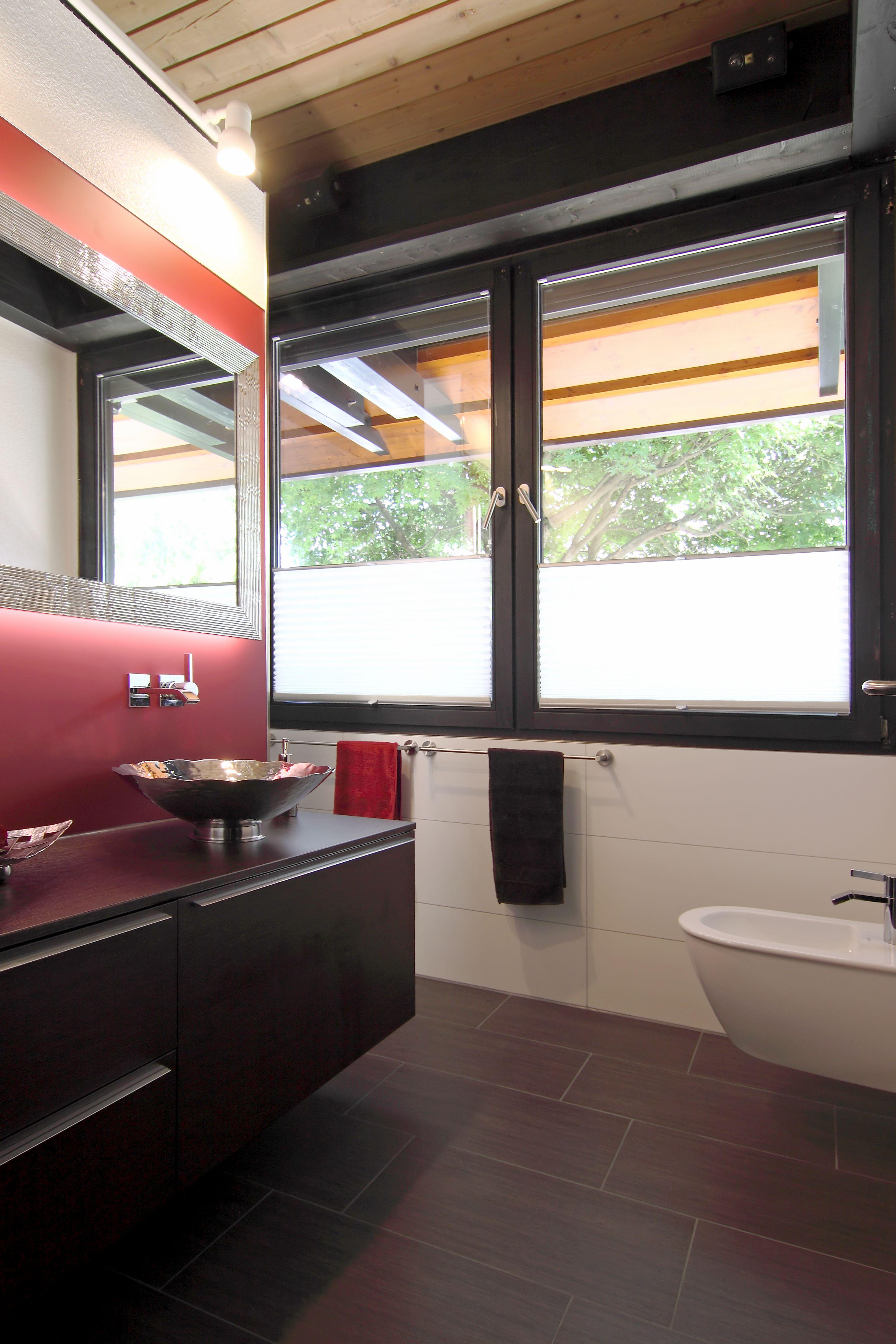 Dunkles Möbel und rote Akzente #duschbad ©HEIMWOHL GmbH