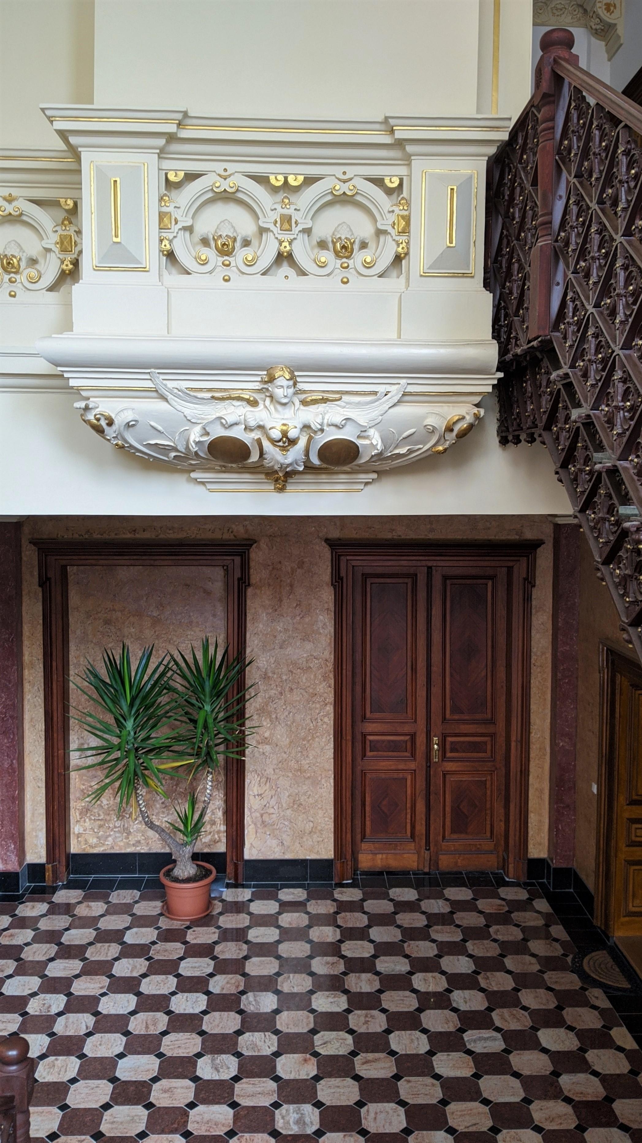 Durch das imposante Foyer, geht es ins Obergeschoss zu meiner neuen 4-Zi-Wohnung #altbau#villa#anno1893#details#stuck