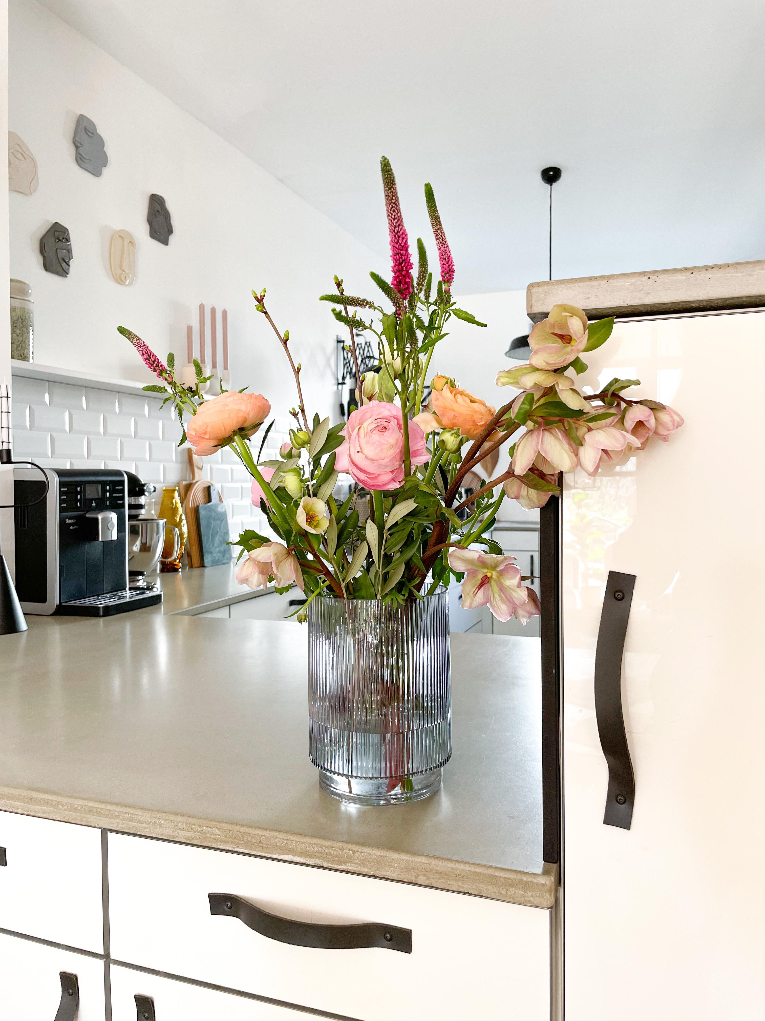 Durch die Blume gesagt ...

#Küche #Metrofliesen #Blumen #Blumenvase