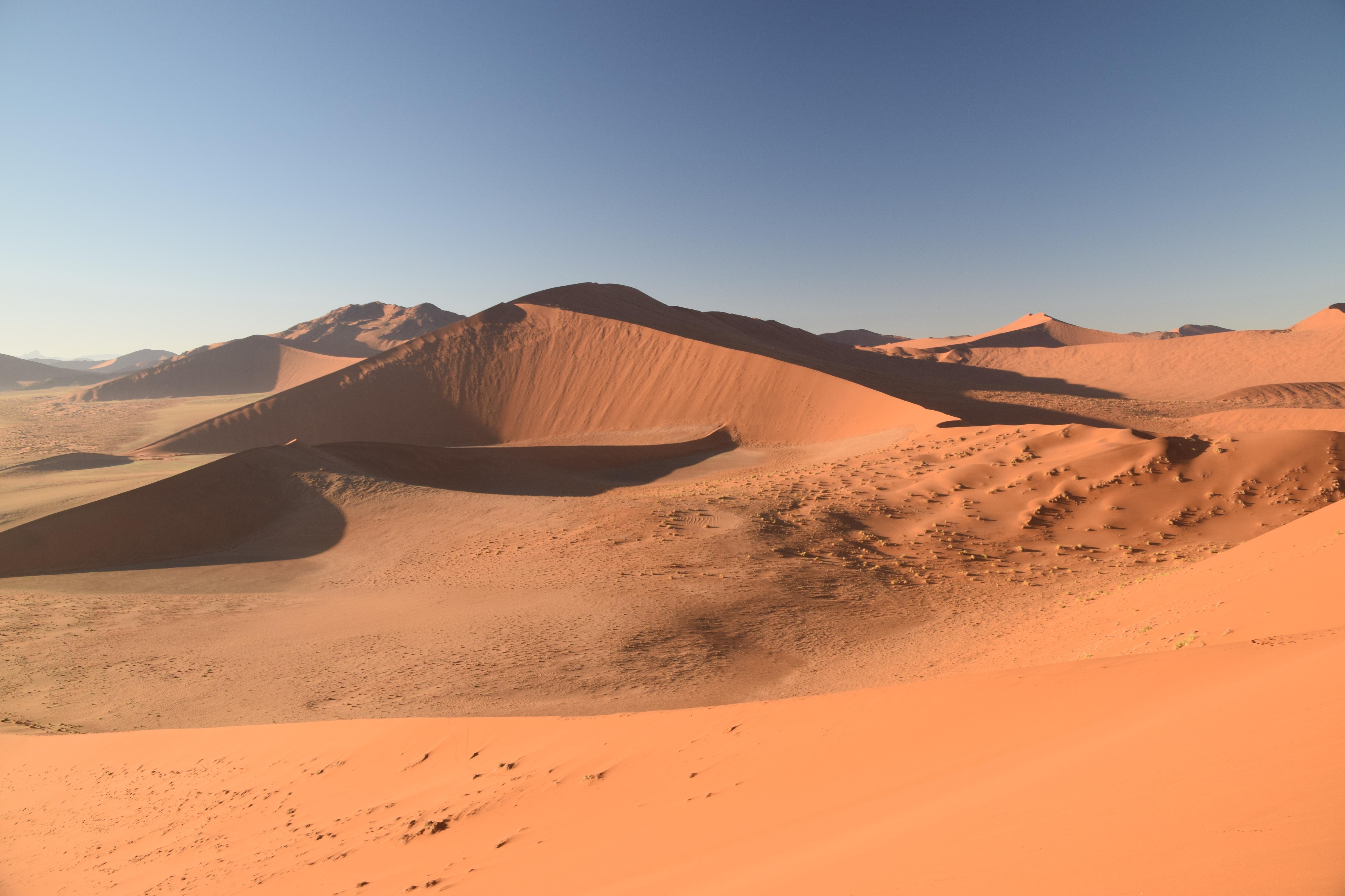 Durch die endlose Weite der Namib-Wüste #wandern #unvergesslich #afrika #travelchallenge
